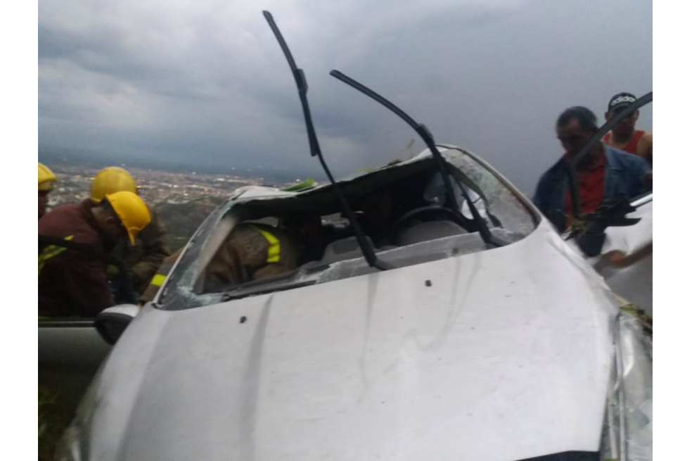 Mujer embarazada cayó a un abismo de 30 metros cuando realizaba maniobras de reversa