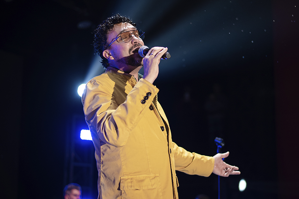 Andrés Cepeda denuncia que aerolínea destruyó dos de sus costosas guitarras
