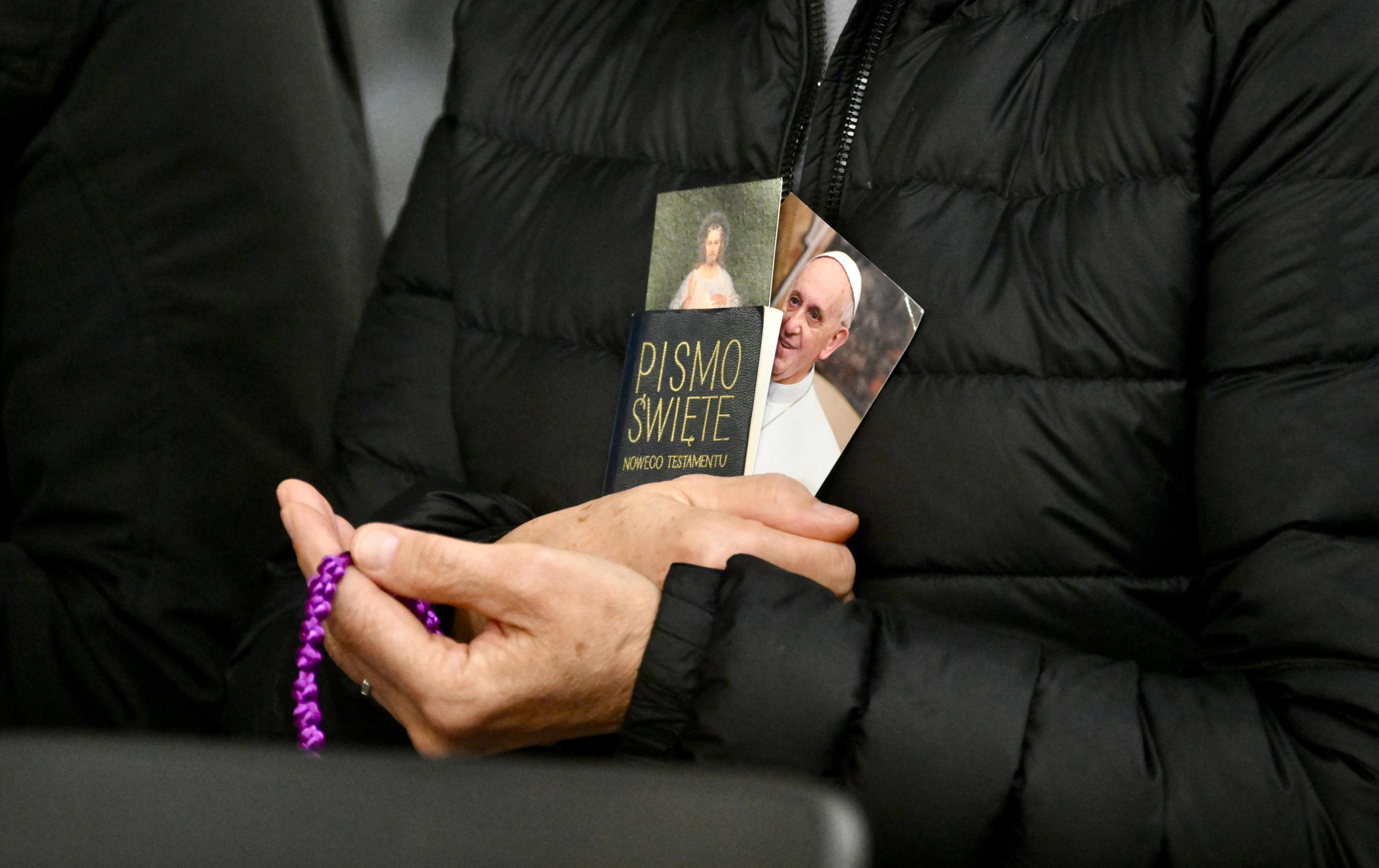 Se inicia el Miércoles de Ceniza sin el papa, internado y con pronóstico reservado