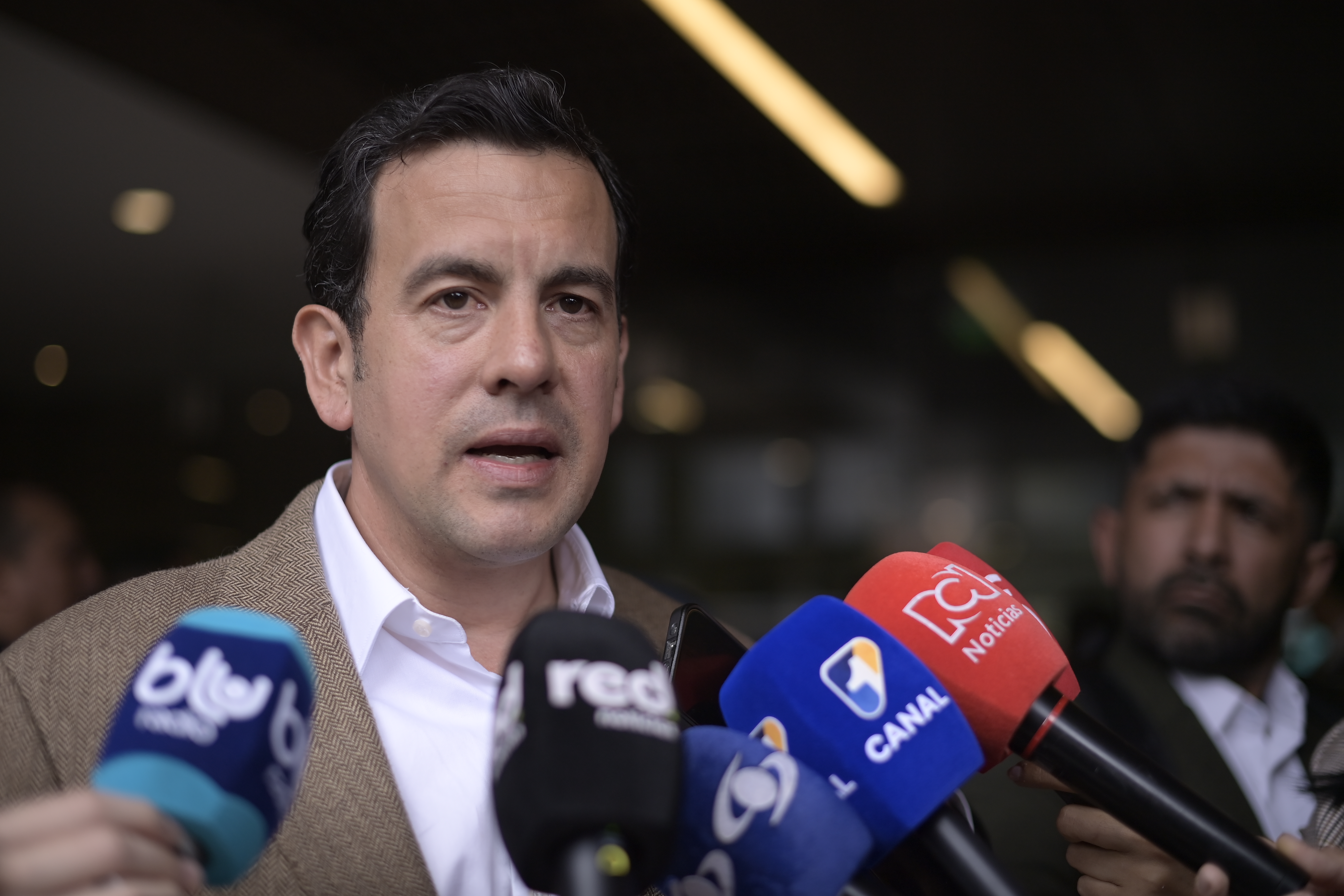 “Me resisto a pensar que el Centro Democrático se va a voto limpio el 20 de julio”: Lara