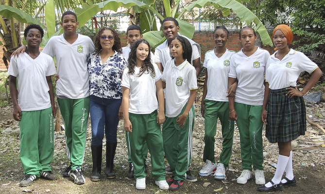 Alimentos saludables, estudiantes fuertes: la huerta en Cali que inspira y educa