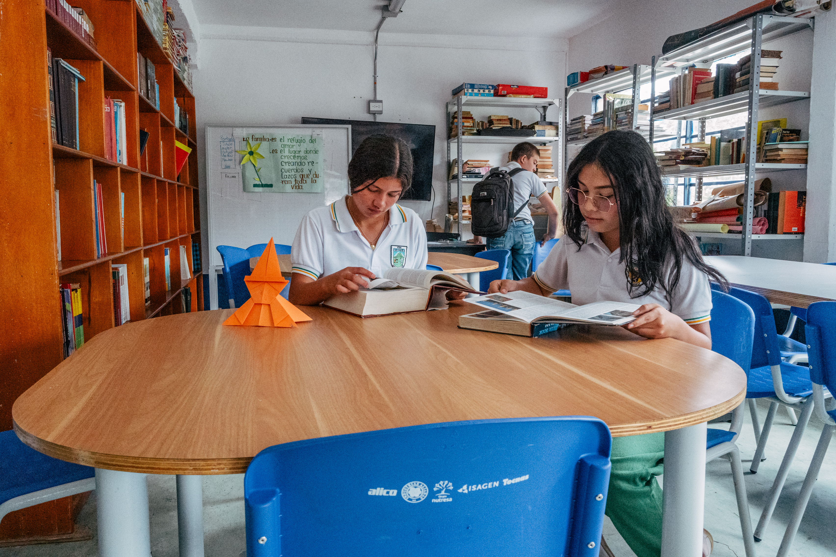 El Programa de Desarrollo Comunitario, PDC, es la iniciativa de inversión social voluntaria más grande de ISAGEN y en 15 años de recorrido se han ejecutado cerca de 700 proyectos de beneficio comunitario