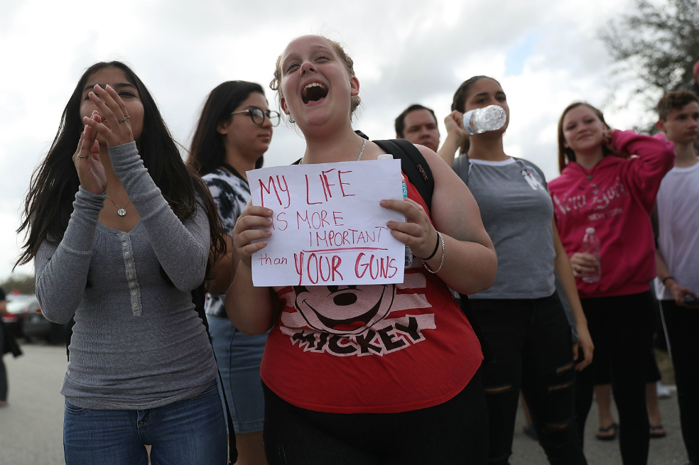 17 minutos de paro contra las armas en escuelas secundarias de EE.UU.