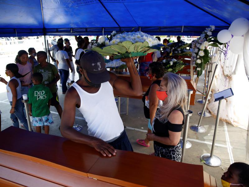Días después de la masacre, la comunidad organizó un funeral colectivo para las cinco jóvenes víctimas.  / EFE