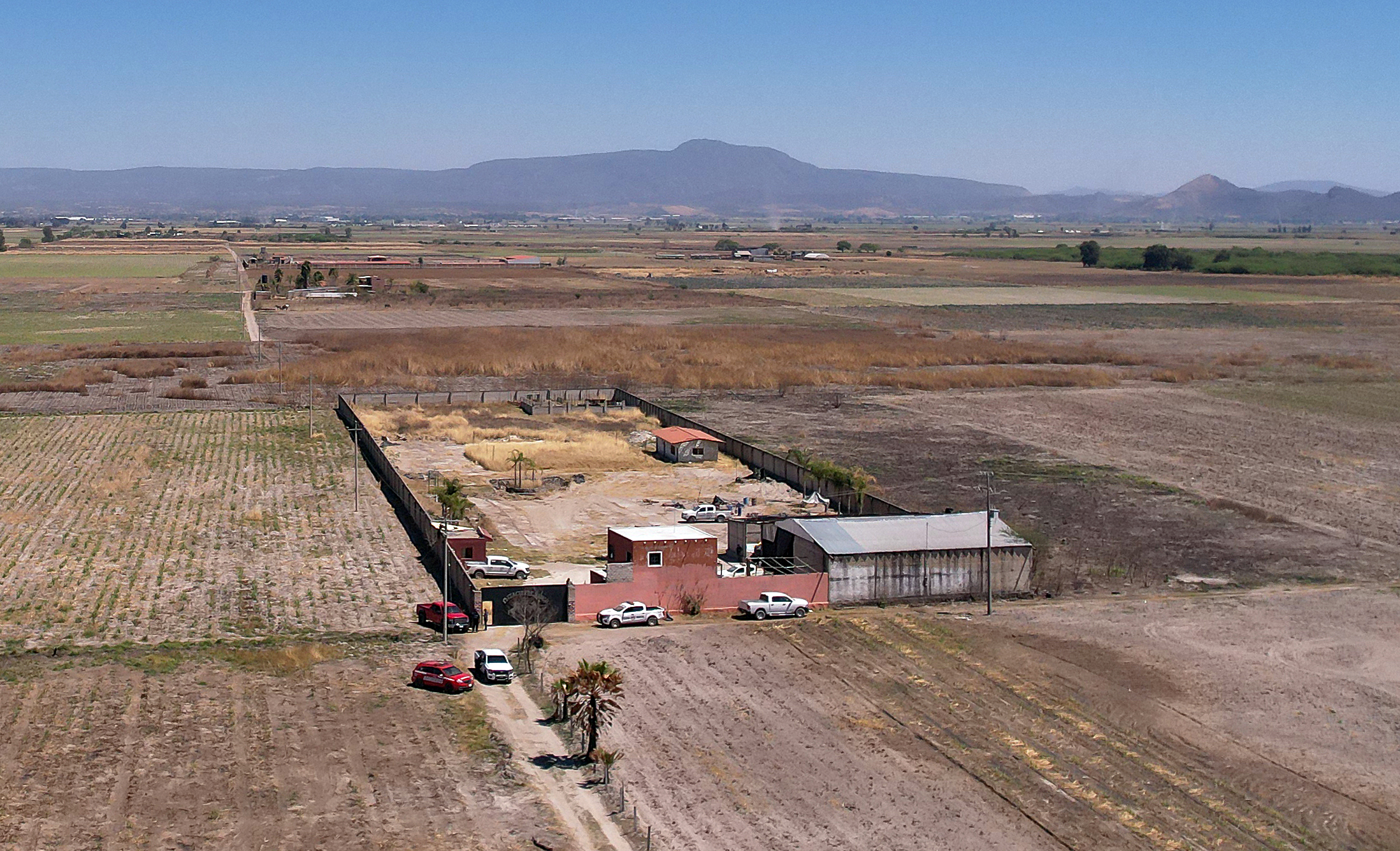 MEX6142.TEUCHITLÁN (MÉXICO), 11/03/2025.- Fotografía aérea que muestra este martes el Rancho Izaguirre, donde el pasado 5 de marzo de 2025 el colectivo Guerreros Buscadores, localizaron un crematorio clandestino en el municipio de Teuchitlán, Jalisco (México). El fiscal general de México, Alejandro Gertz Manero, consideró este martes "increíble" que las autoridades locales y estatales no tuvieran conocimiento de las fosas y crematorios hallados en el estado de Jalisco, oeste de México, por un grupo de familias buscadoras de desaparecidos, y apuntó que estudia atraer el caso a la Fiscalía General de la República (FGR). EFE/ Francisco Guasco