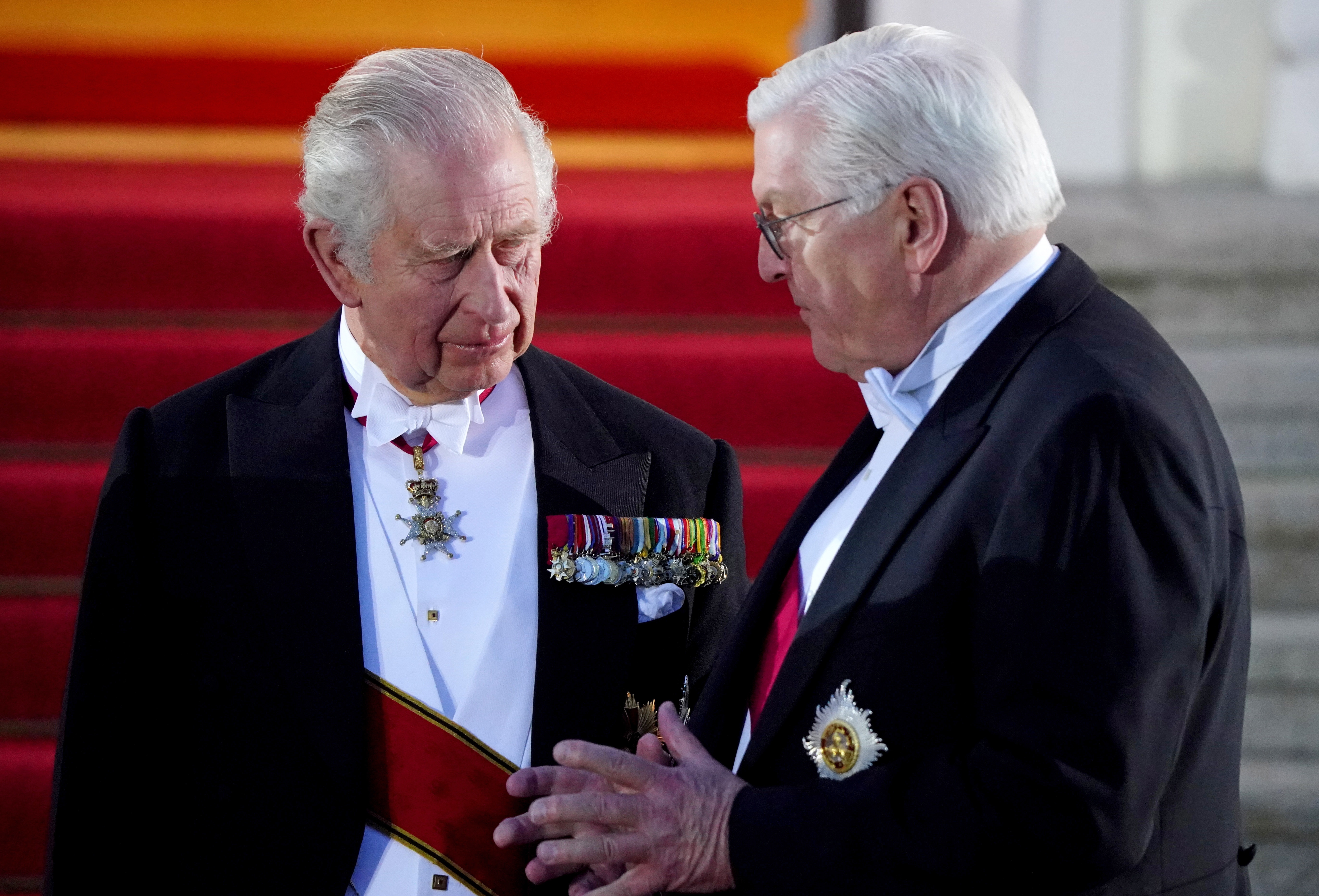 Berlin (Germany), 29/03/2023.- Britain's King Charles III (L) and German President Frank-Walter Steinmeier (R) arrive for a white tie dinner at presidential palace Schloss Bellevue in Berlin, Germany, 29 March 2023. King Charles III is on his first state visit abroad as monarch to Germany, taking place from 29 to 31 March. (Alemania, Reino Unido) EFE/EPA/CLEMENS BILAN
