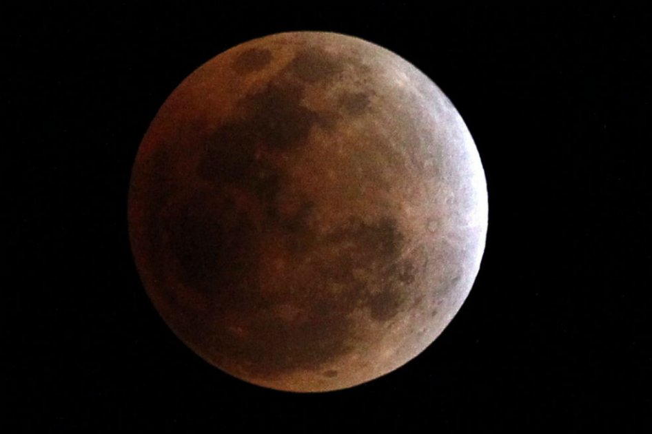 Eclipse lunar visto en los cielos de Ang Thong, Tailandia, el 10 de diciembre de 2011