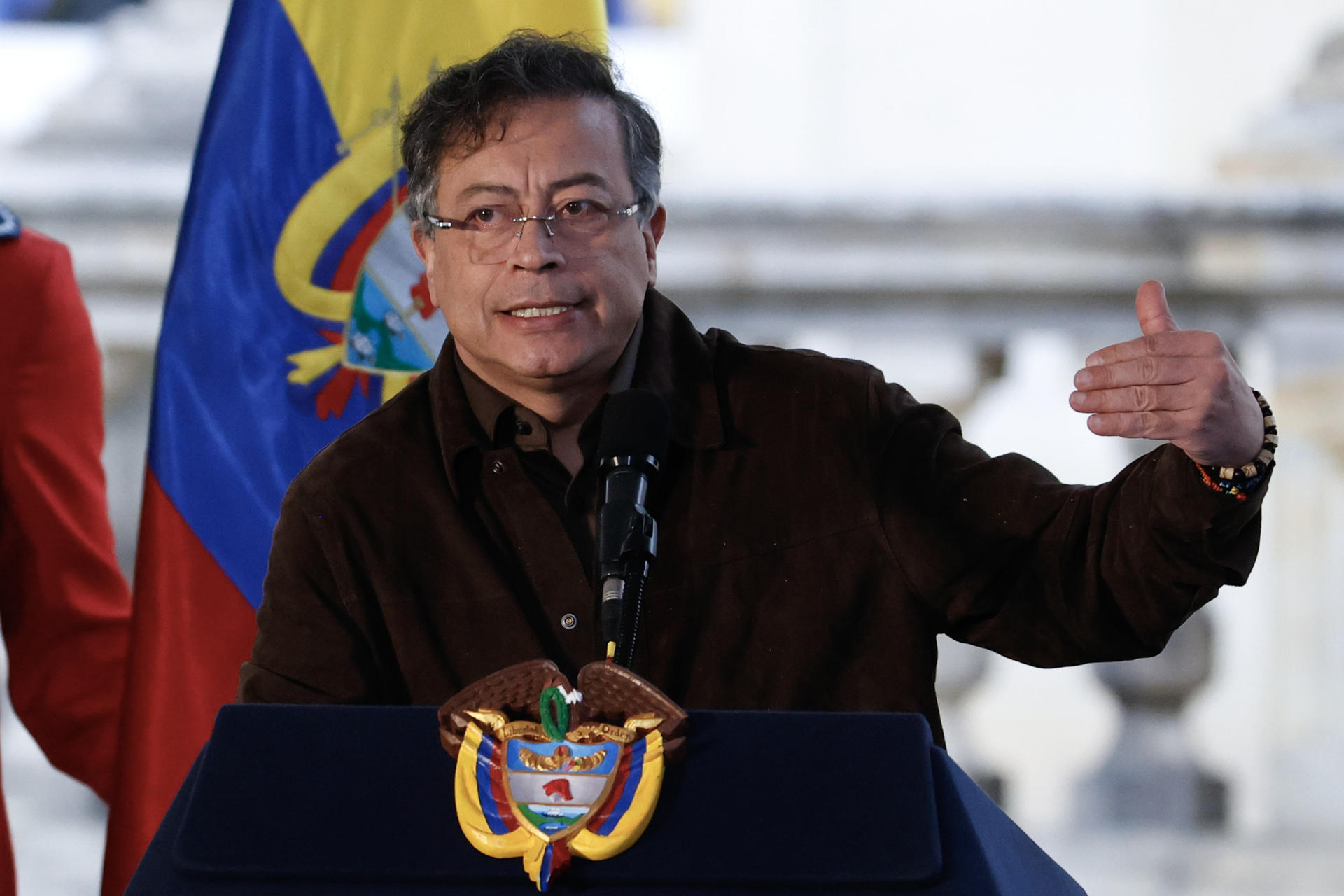 AME9038. BOGOTÁ (COLOMBIA), 17/10/2025.- El presidente de Colombia, Gustavo Petro, habla durante un acto público de reconocimiento de responsabilidad internacional del Estado frente al Colectivo de Abogadas y Abogados José Alvear Restrepo (Cajar) este viernes, en Bogotá (Colombia). El Estado colombiano pidió perdón público al colectivo por más de tres décadas de persecución, hostigamiento e inteligencia ilegal, en cumplimiento del fallo de la Corte Interamericana de Derechos Humanos (Corte IDH), que en 2024 declaró su responsabilidad internacional. EFE/ Mauricio Dueñas Castañeda
