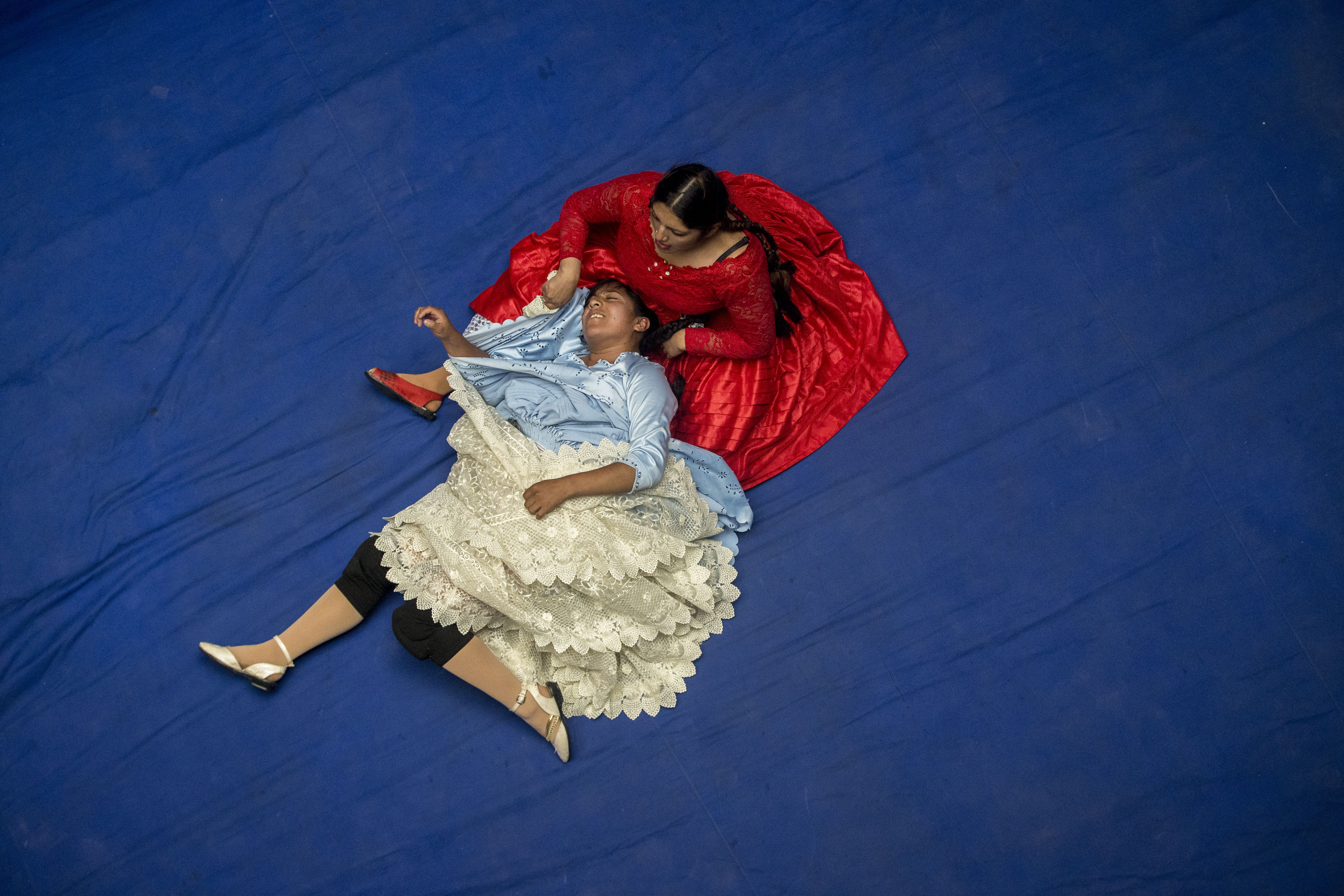 Cholitas luchadoras, arte y turismo en el centro cultural del boliviano Mamani Mamani