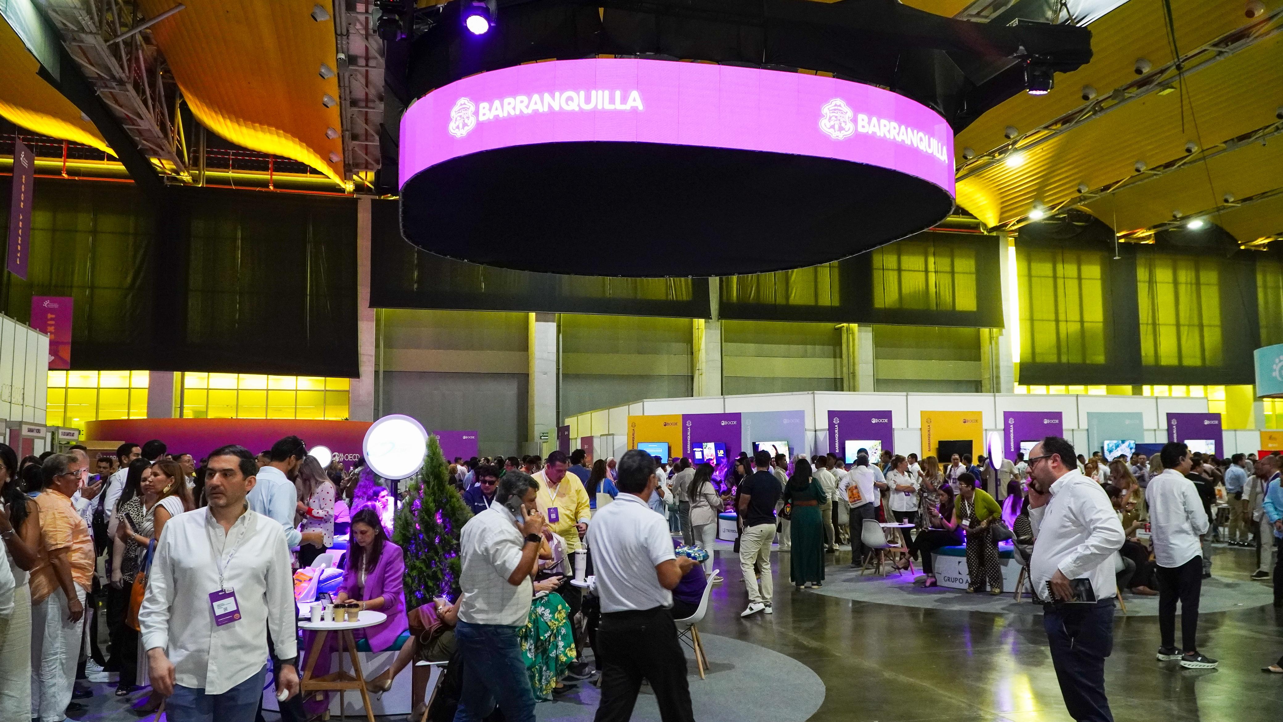 En el espacio de networking y exhibiciones hubo presencia de universidades, empresas, gremios, entidades públicas y emprendimientos locales.