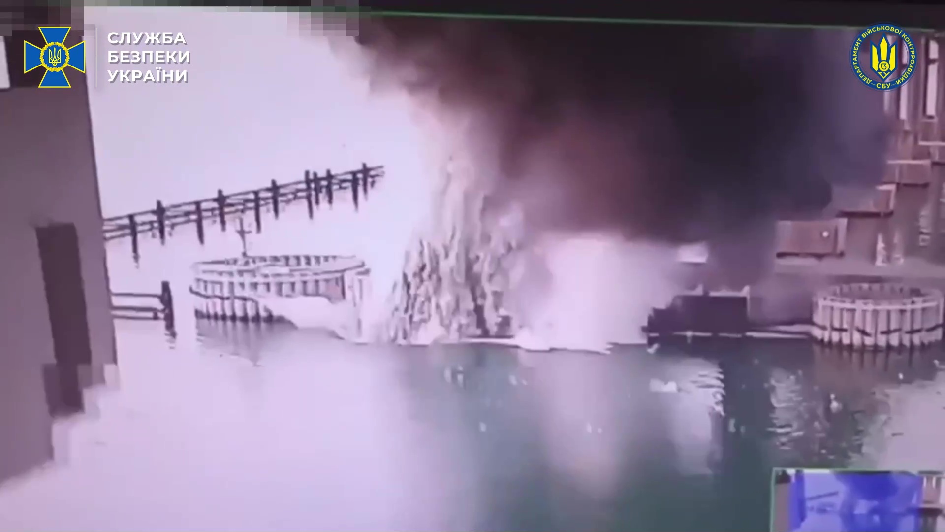 Ucrania revienta puente que conecta Crimea con Rusia con explosivos bajo el agua