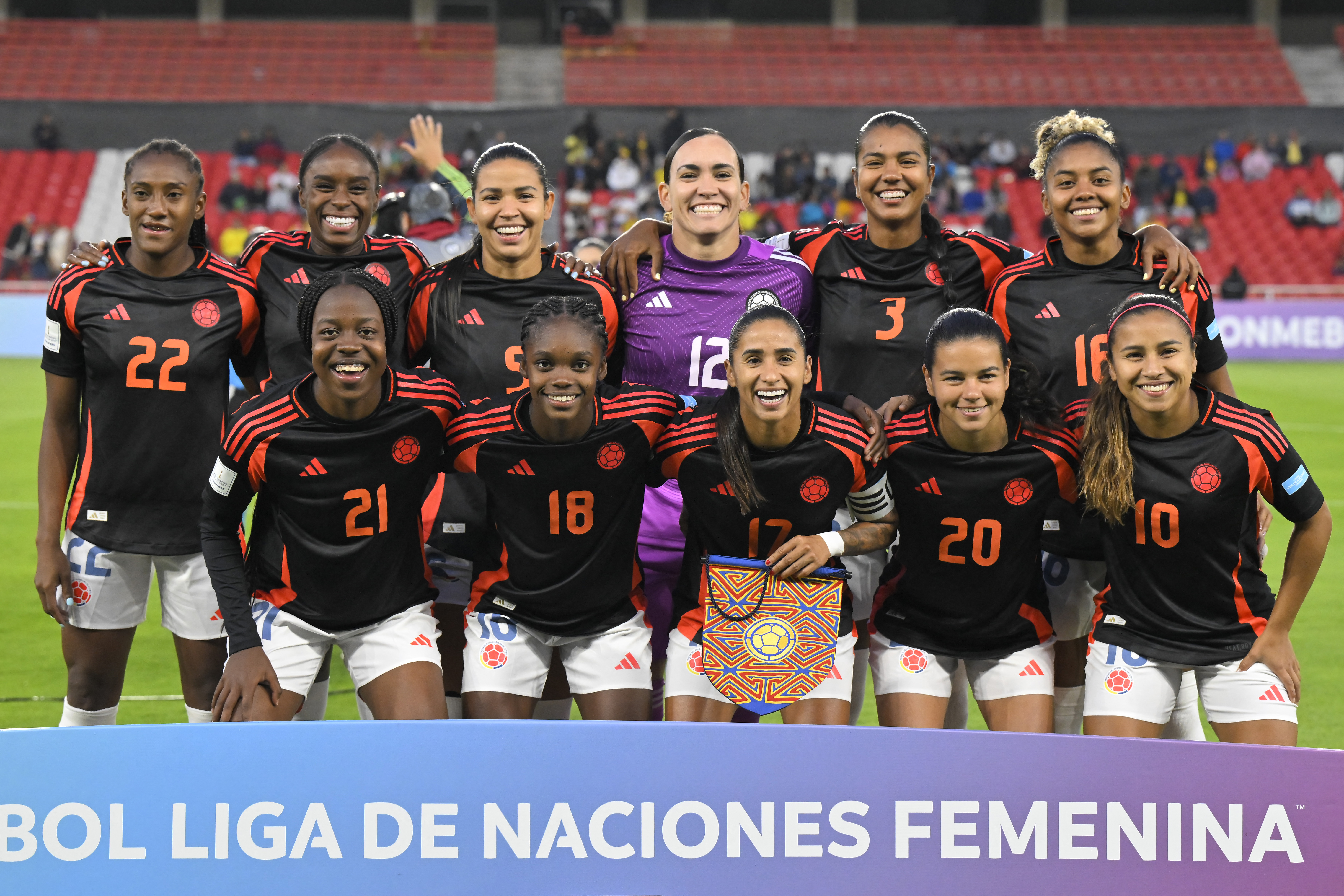 Las jugadoras de Colombia posan para una foto de equipo antes del partido de fútbol de la Liga de Naciones Femenina de la Conmebol 2025-26 entre Ecuador y Colombia en el Estadio Rodrigo Paz Delgado en Quito el 28 de octubre de 2025.