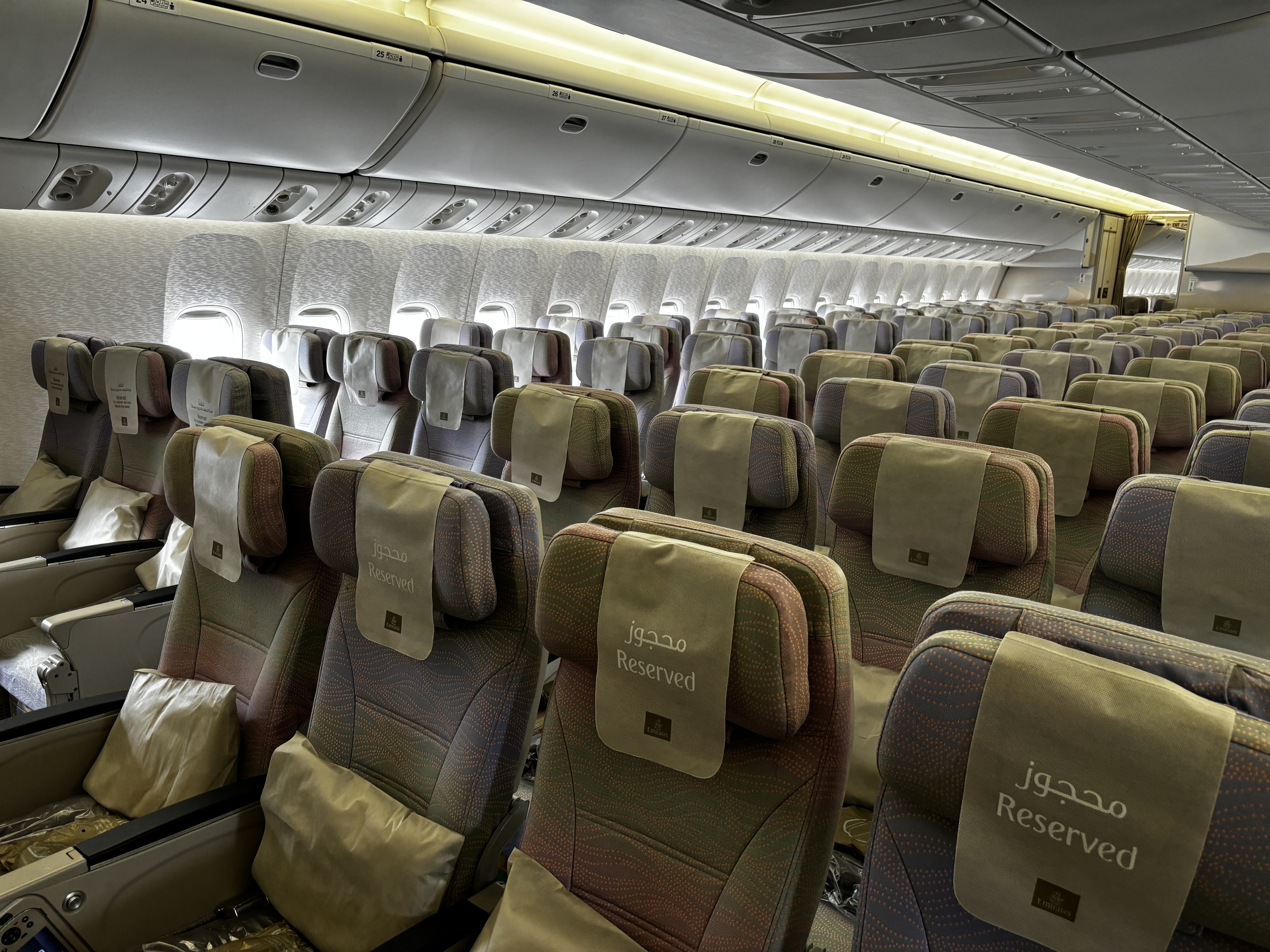 El avión cuenta con ocho suites privadas en primera clase, 42 asientos reclinables en clase ejecutiva y 304 asientos espaciosos en clase económica para el servicio diario.