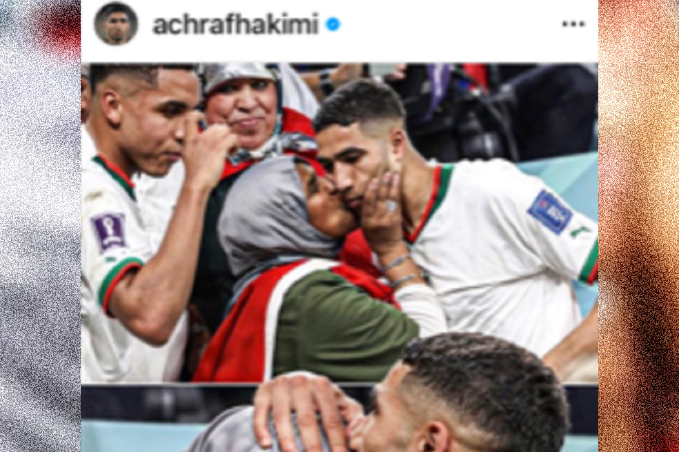 El beso de una madre orgullosa