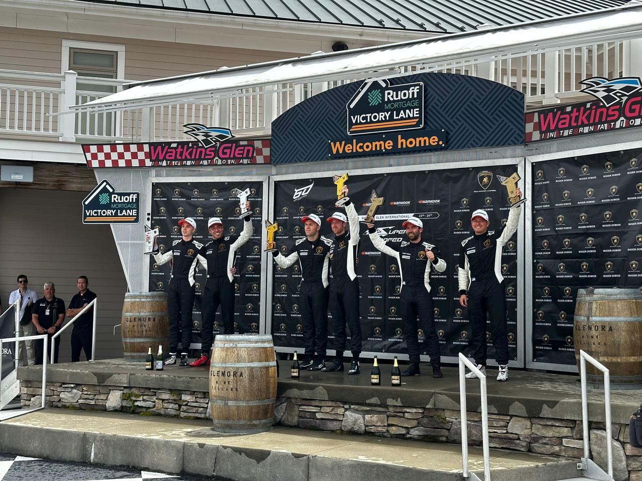 Sebastián Saavedra junto a Nico Yamin en el tercer escalón del podio en Watkins Glen (Nueva York).