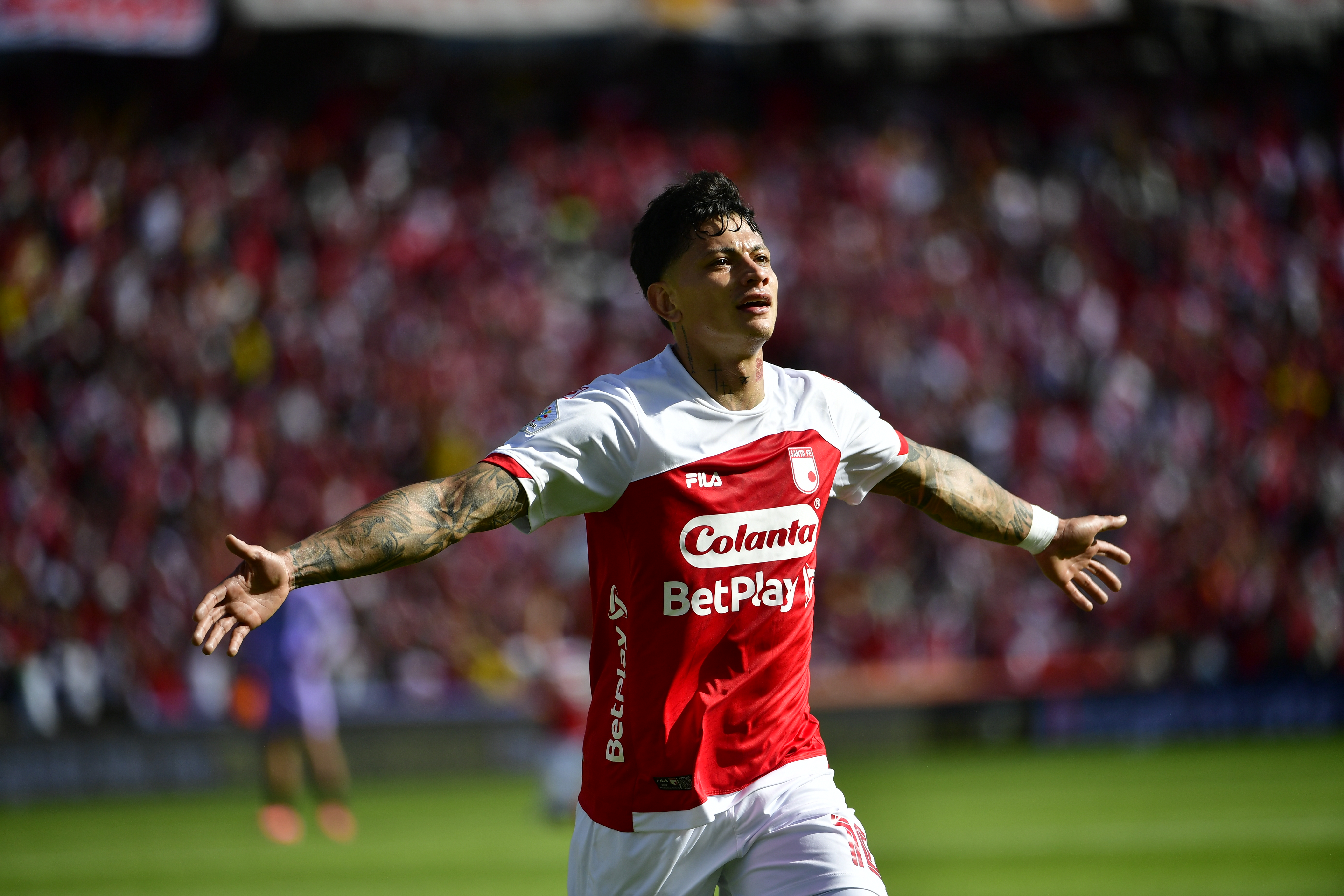 Jugador de Independiente Santa Fe durante el juego ante el Deportivo Pereira correspondiente a la jornada uno de la Liga BetPlay Dimayor jornada uno en el estadio El Campin de Bogotá