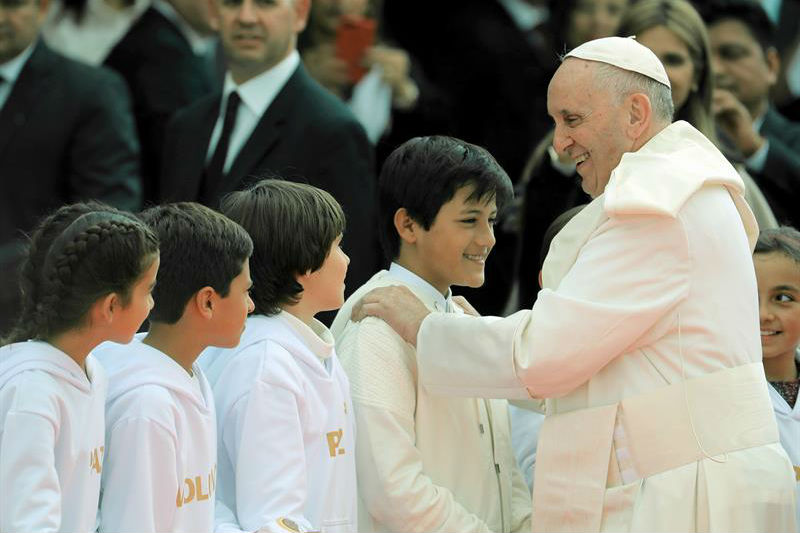 Emmanuel, el símbolo de la paz que le entregó el primer regalo al papa Francisco