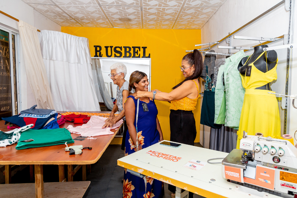 Con el trabajo de diez años en su taller junto a su madre, Rusbel Tilano sacó adelante a sus dos hijos.