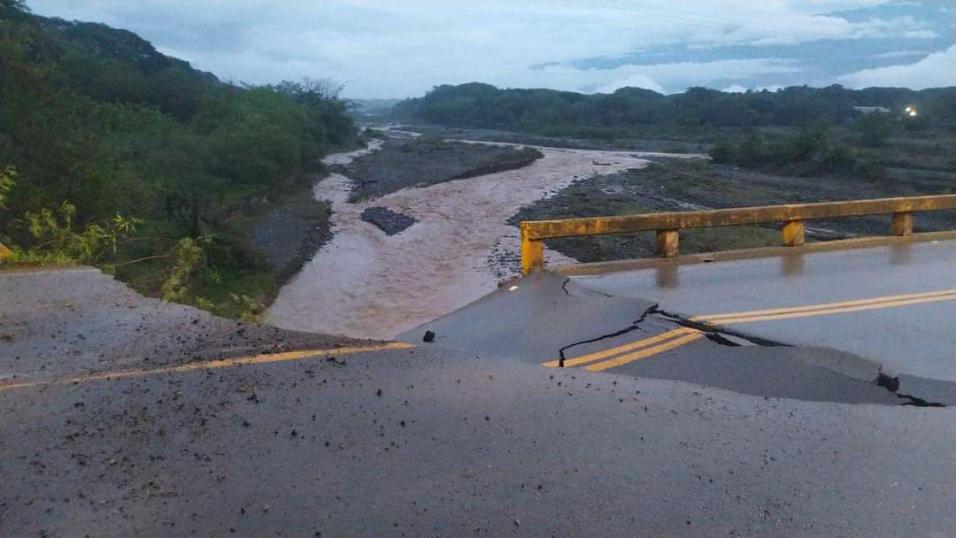 Por colapso de puente hay cierre total en la vía Medellín – Santa Fe de Antioquia