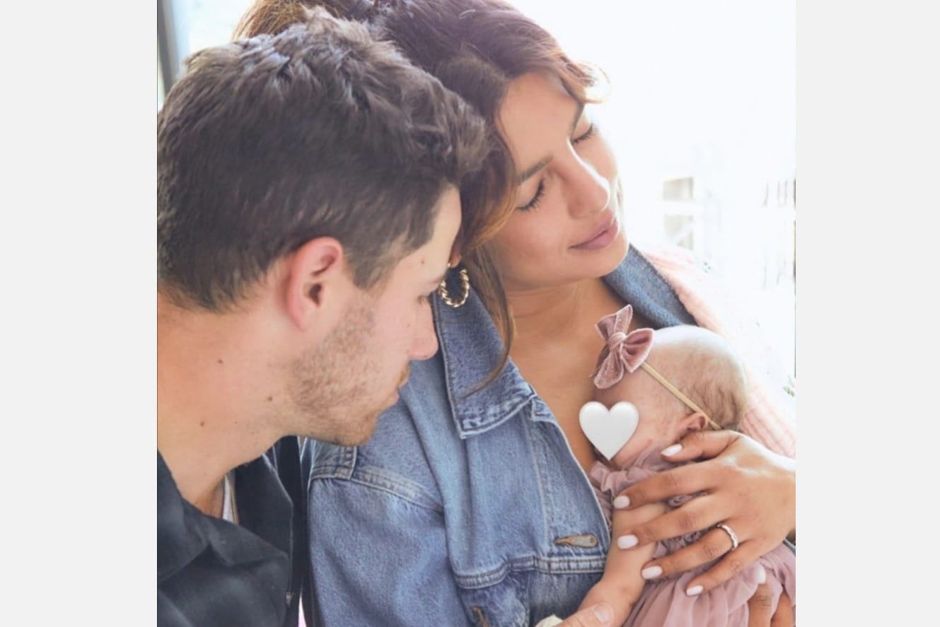 Nick Jonas y Priyanka Chopra con su hija Malti Marie Chopra Jonas.