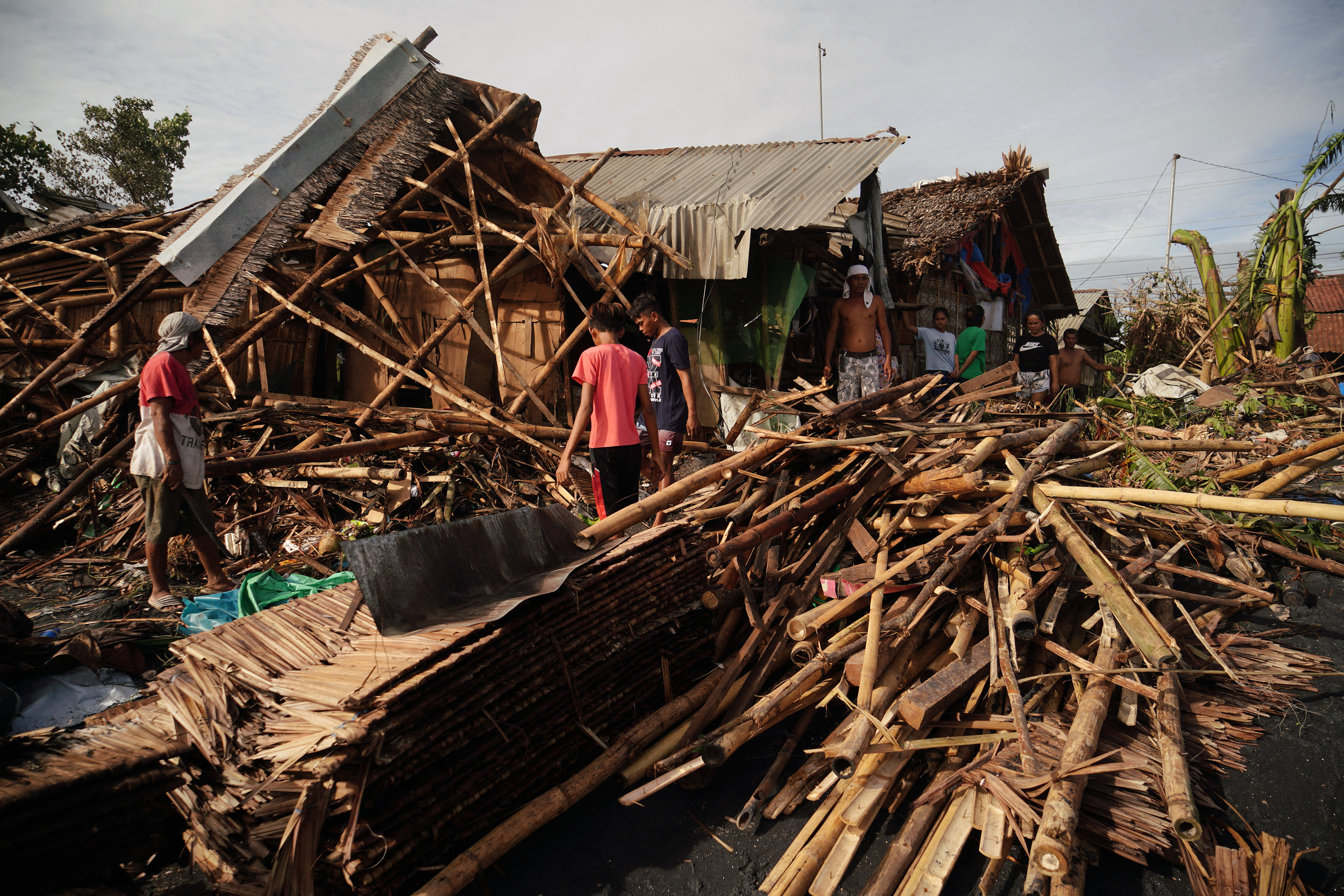 Las impresionantes imágenes del supertifón que dejó más de 30 muertos en Filipinas