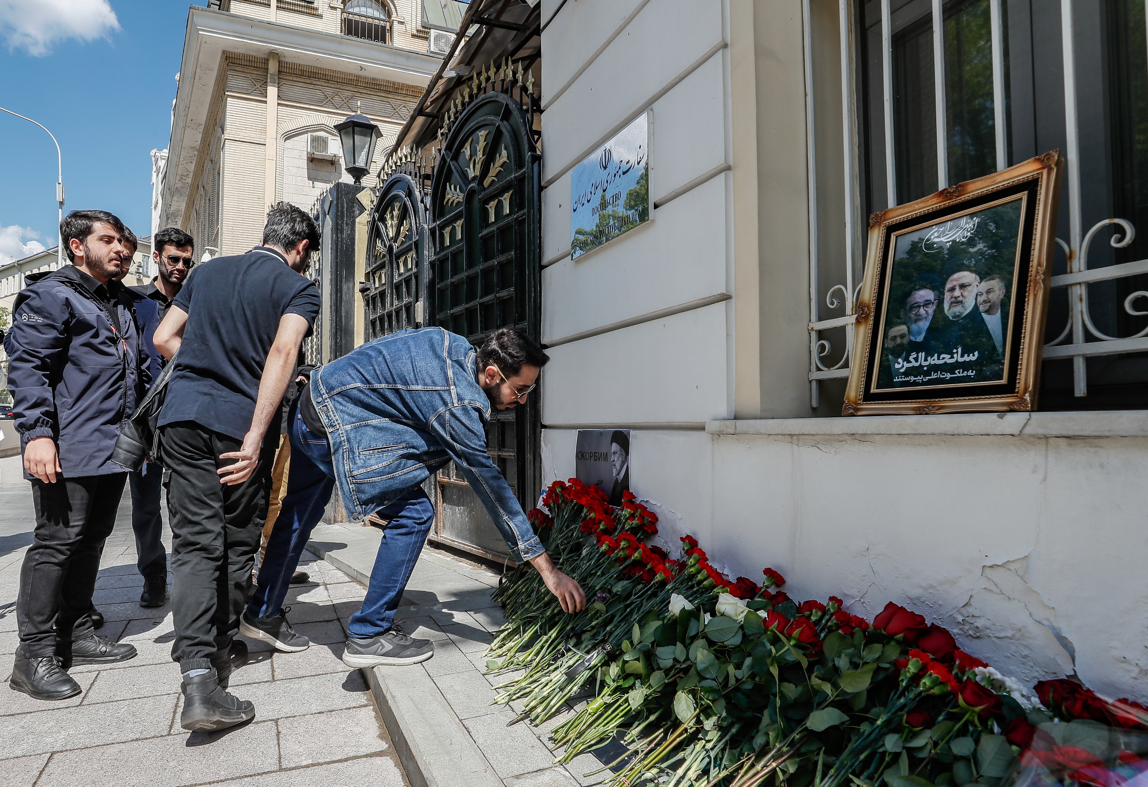 Moscow (Russian Federation), 20/05/2024.- People lay flowers outside the Iranian embassy, following the death of Iran's president Raisi and Foreign Minister Amir-Abdollahian, in Moscow, Russia, 20 May 2024. Iran's President Ebrahim Raisi, Foreign Minister Hossein Amir-Abdollahian and several others were killed in a helicopter crash on 19 May 2024, after an official visit in Iran's northwest near the border with Azerbaijan, the Iranian government confirmed. (Azerbaiyán, Rusia, Moscú) EFE/EPA/YURI KOCHETKOV