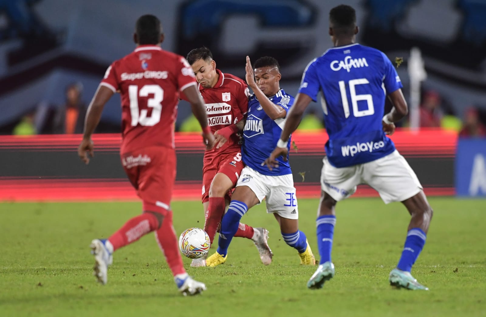 Victoria de Millonarios 4 - 3 sobre América de Cali en el estadio El Campín