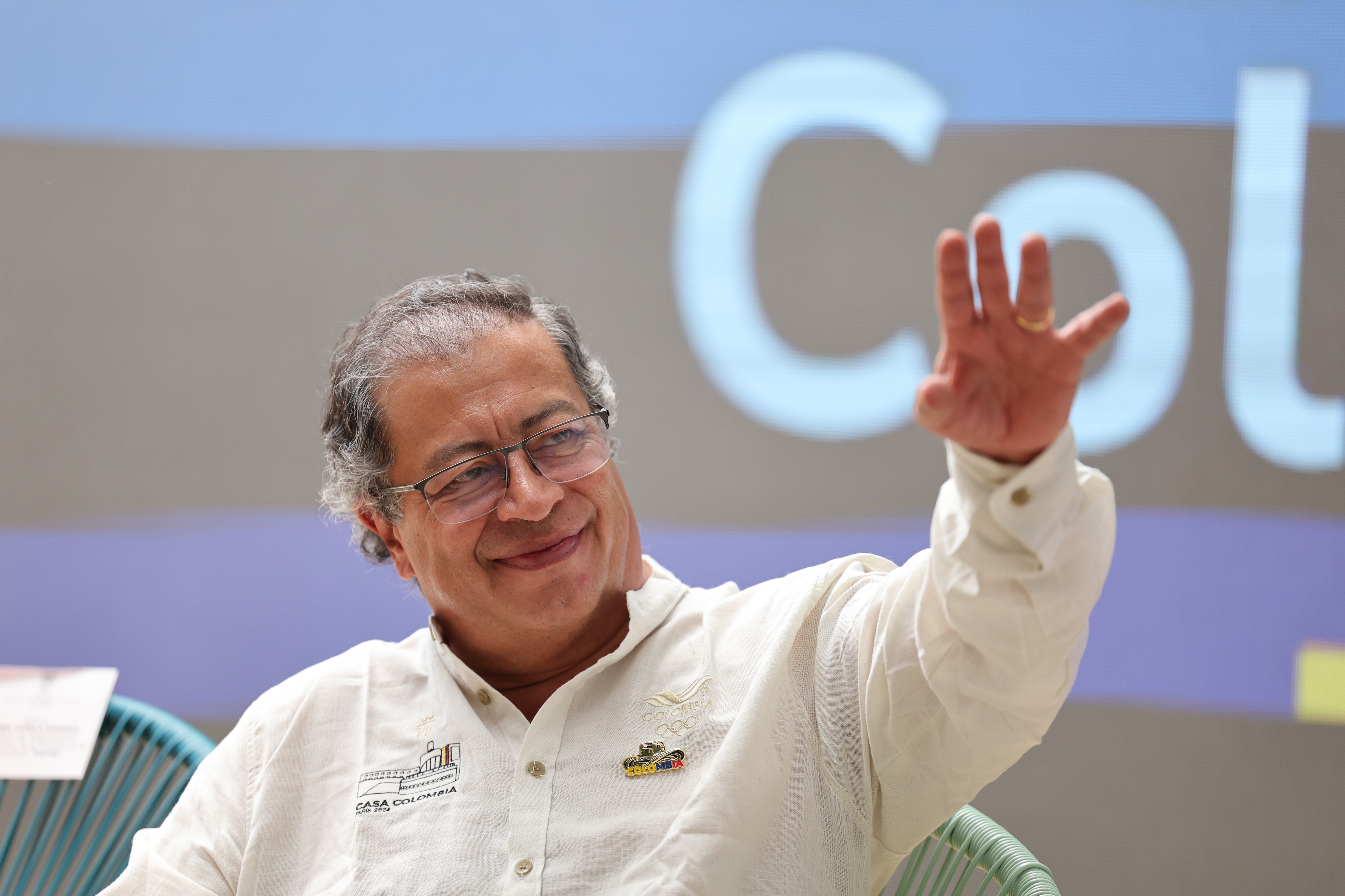 PARÍS, 25/07/2024.- El presidente colombiano, Gustavo Petro, saluda durante la inauguración de la Casa Colombia, ubicada en el Parc de la Villette de la capital francesa, este jueves. EFE/ Miguel Gutiérrez