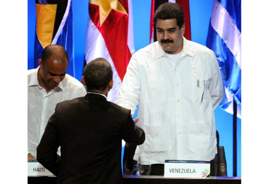 El presidente de EEUU, Barack Obama (i), saluda al entonces ministro de relaciones exteriores de Venezuela, Nicolás Maruro (d), al finalizar la ceremonia inaugural de la VI Cumbre de las Américas en Cartagena de Indias (Colombia).