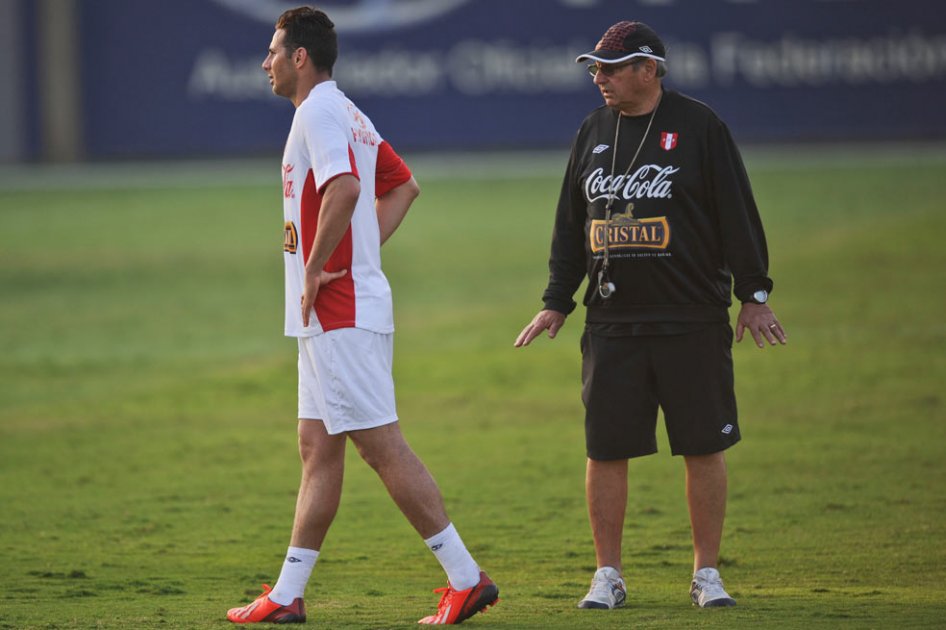 Markarián resultó golpeado por dos jugadores de la Selección de Perú