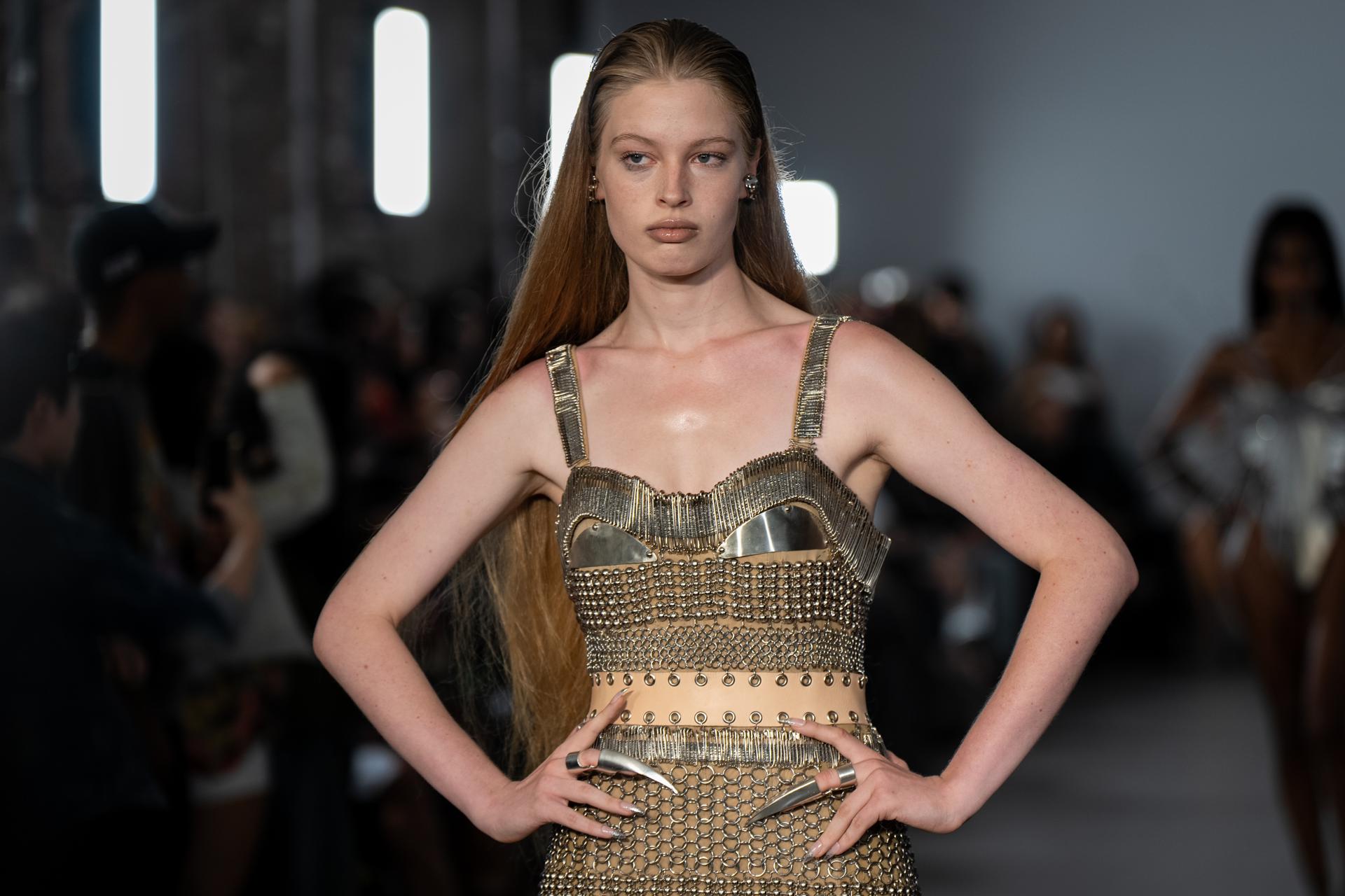 La hija de Elon Musk debutó como modelo en la Semana de la Moda de Nueva York
