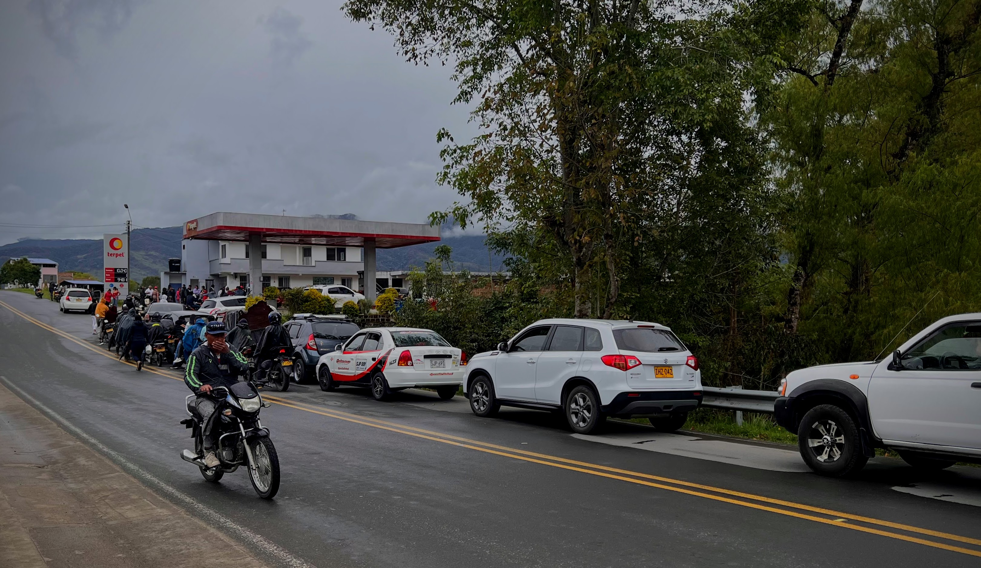En las estaciones de gasolina de Nariño y Putumayo han incrementado los precios por cuenta de la escasez. Las filas para tanquear pueden durar horas.