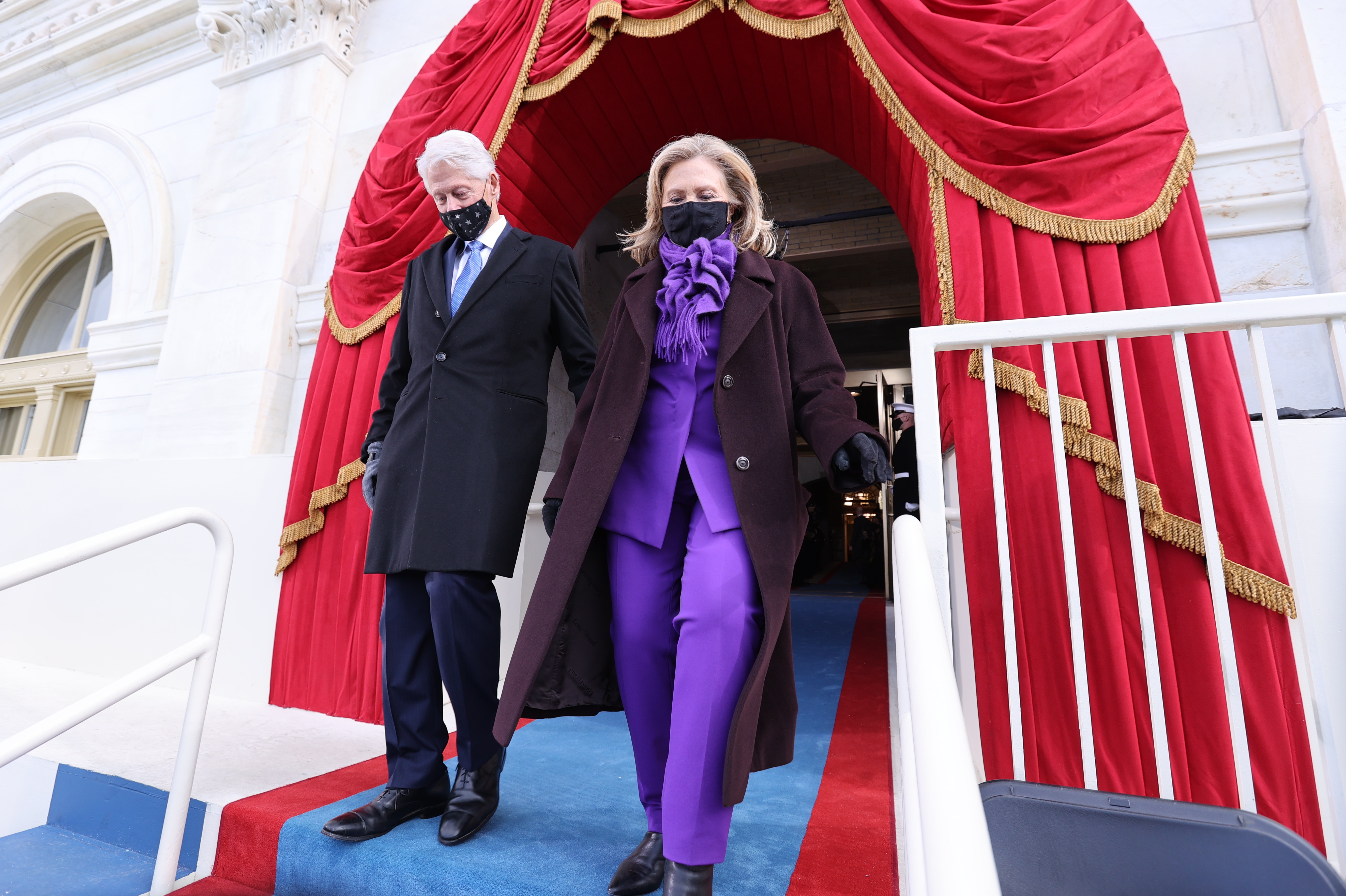 El ex presidente de Estados Unidos Bill Clinton llega con la exsecretaria de Estado Hillary Clinton antes de que el presidente electo de Estados Unidos, Joe Biden, jure como el 46o presidente de Estados Unidos el 20 de enero de 2021 en el Capitolio de Estados Unidos en Washington, DC.