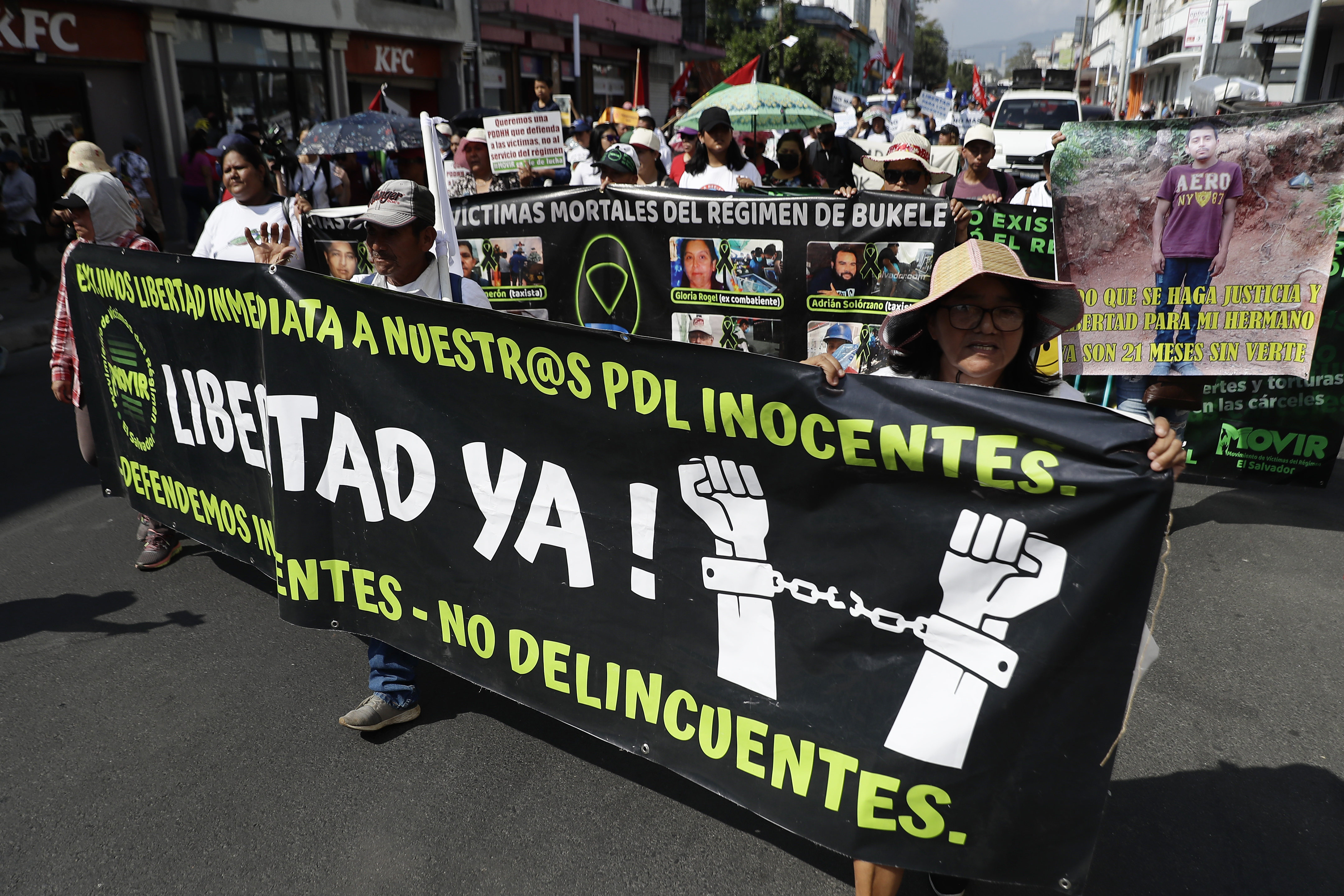 AME9653. SAN SALVADOR (EL SALVADOR), 14/01/2024.- Miembros de ONG, activistas de derechos humanos, veteranos de guerra y familiares de detenidos bajo el régimen de excepción se manifiestan hoy contra Nayib Bukele durante la conmemoración del 32 aniversario de la firma de los Acuerdos de Paz, en San Salvador (El Salvador). Cientos de personas conmemoraron este domingo el 32 aniversario del final de la guerra civil salvadoreña (1980-1992), firmada en 1992, con una protesta contra Nayib Bukele, que busca la reelección a pesar de que la Constitución lo prohíbe. EFE/Rodrigo Sura