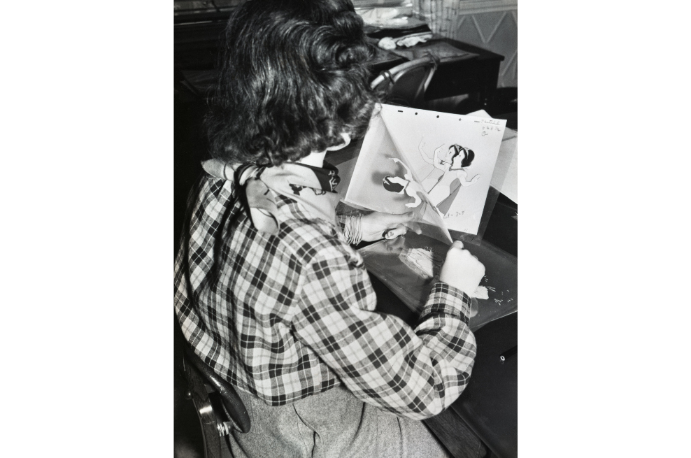 El personal de Ink and Paint comienza a revisar las células de producción de "Blancanieves y los siete enanitos" (1936).