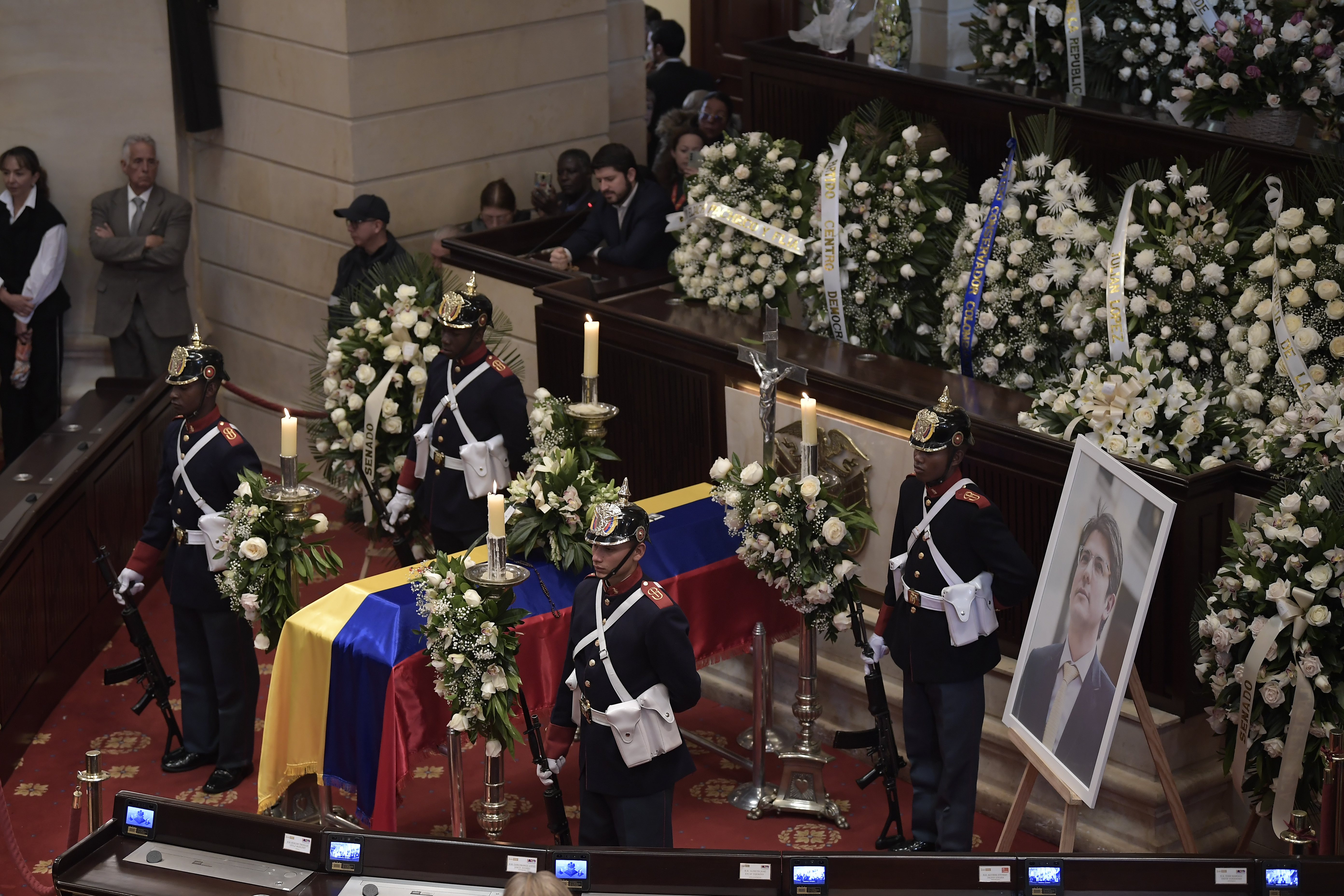 Homenaje al senador y precandidato presidencial Miguel Uribe Turbay en el salón Elíptico del Capitolio Nacional, sede del Congreso de la República.
