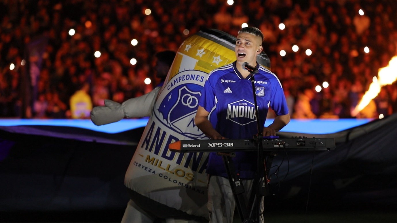 El cantante argentino Mati Tecla deleitó a los asistentes con su música.