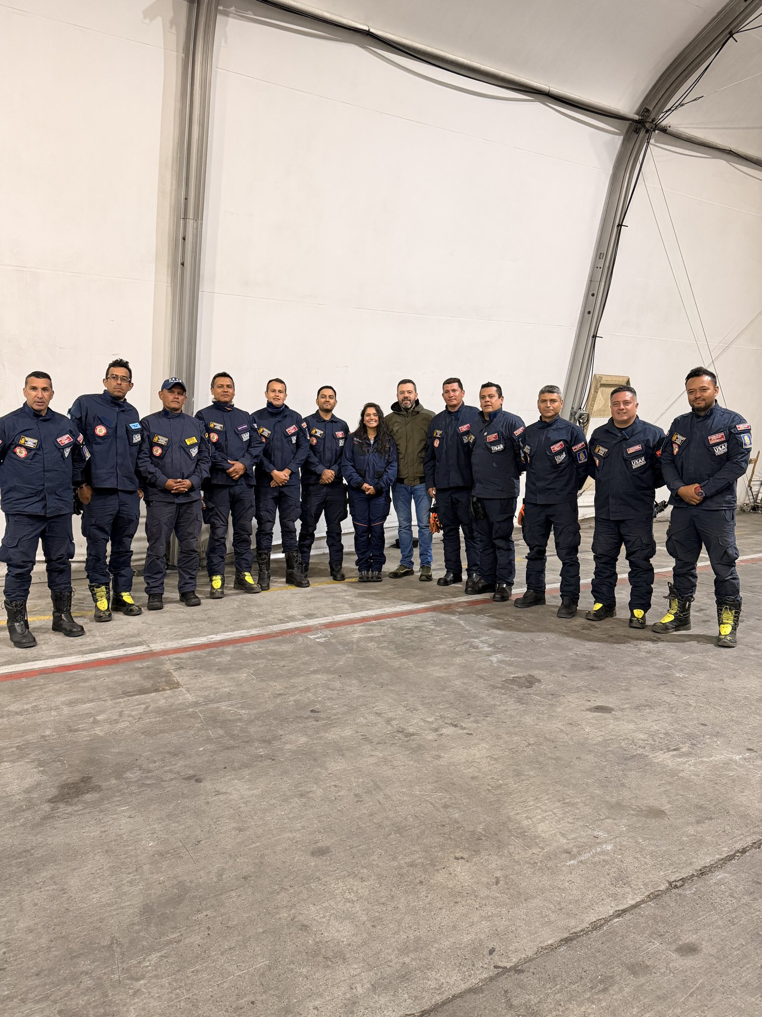 Galán recibió como héroes a los bomberos de Bogotá tras rescatar vidas en Venezuela