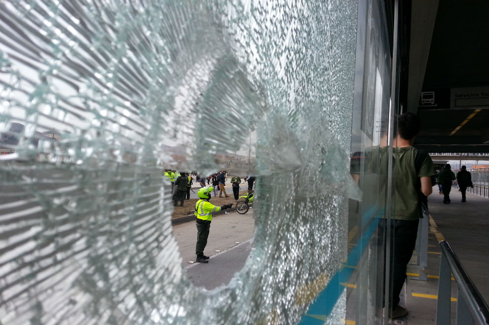 18 buses y 15 estaciones de Transmilenio fueron afectadas durante marchas en Bogotá