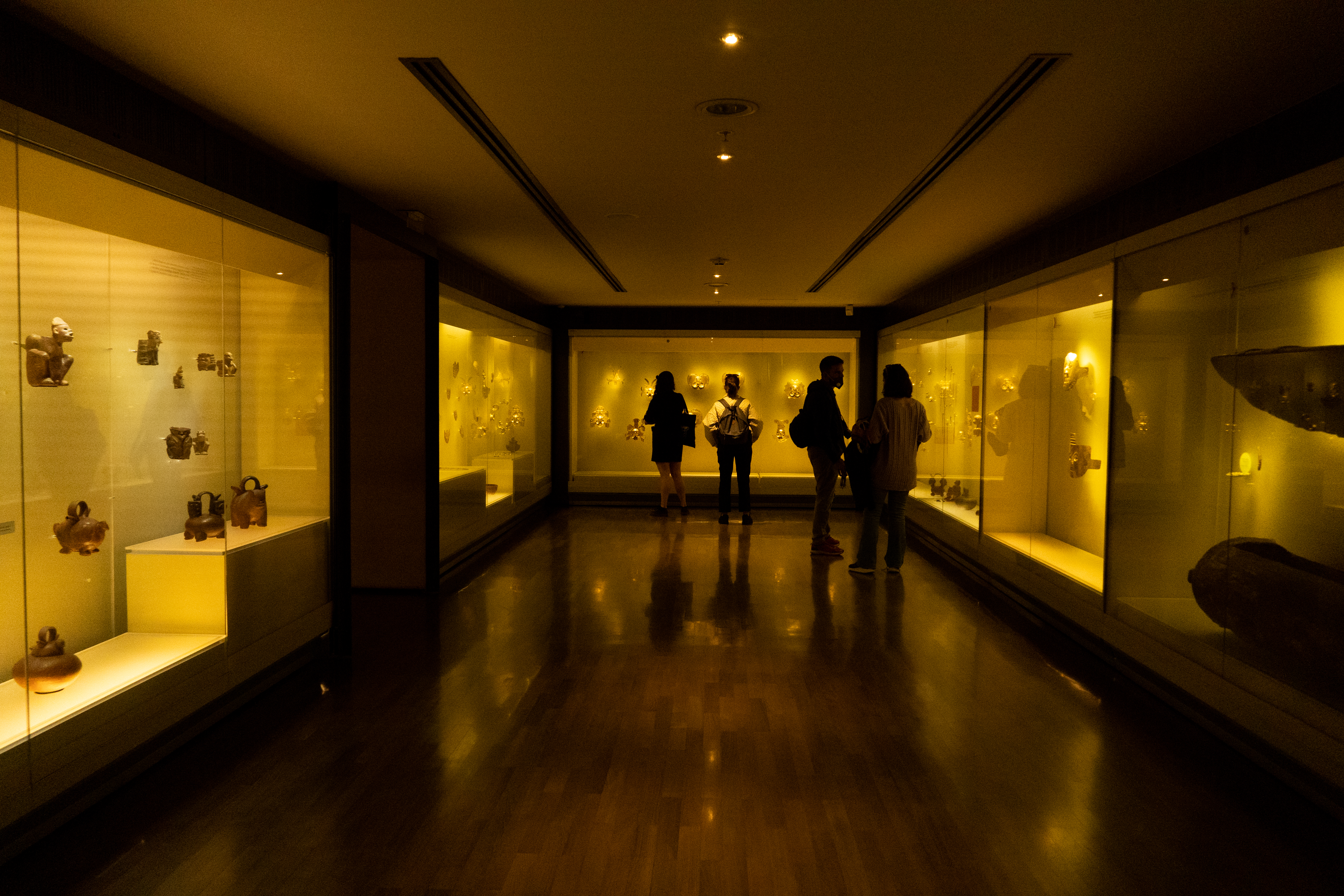 ¿Quiere conocer la famosa leyenda de El Dorado? El Museo del Oro, ubicado en el centro de Bogotá, es el lugar ideal para descubrir la historia detrás de este mito mientras recorre la mayor colección de orfebrería prehispánica del mundo. Sus más de 34.000 piezas de oro, entre ellas la icónica Balsa Muisca y el Poporo Quimbaya, revelan la riqueza cultural y espiritual de civilizaciones como la muisca y la tayrona, convirtiéndolo en una visita imperdible para quienes desean conocer el pasado indígena de Colombia.