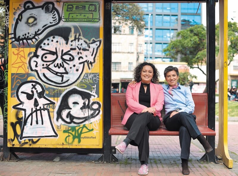 La senadora Angélica Lozano y la alcaldesa electa de la capital del país, Claudia López, posaron el viernes para El Espectador en el centro de Bogotá. / Mauricio Alvarado