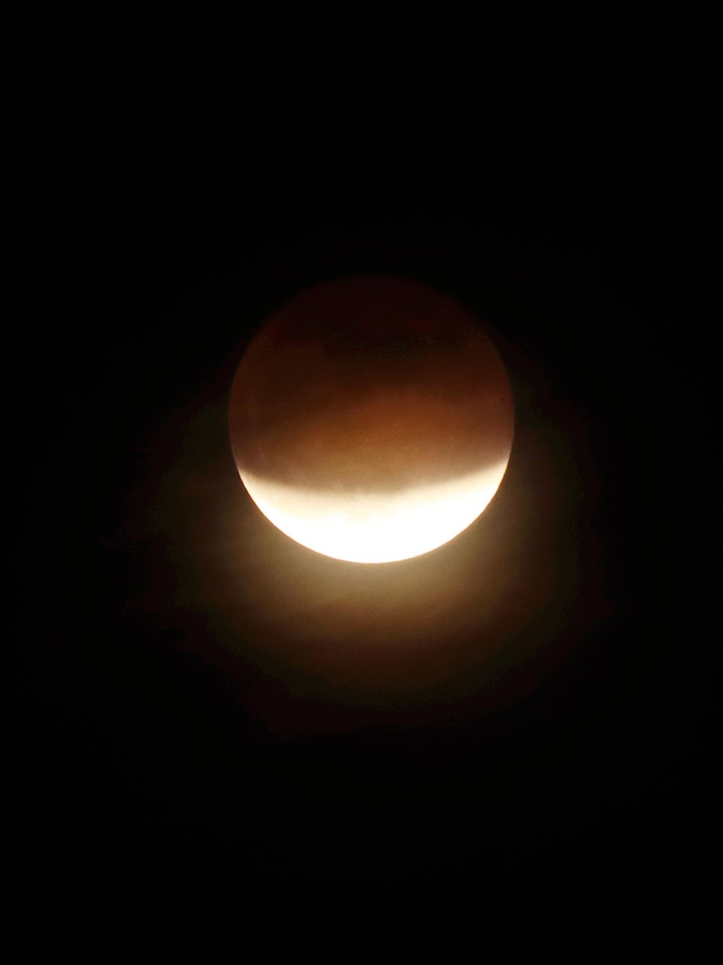 Las increíbles fotos del último eclipse lunar del 2021. Así se vio en el mundo