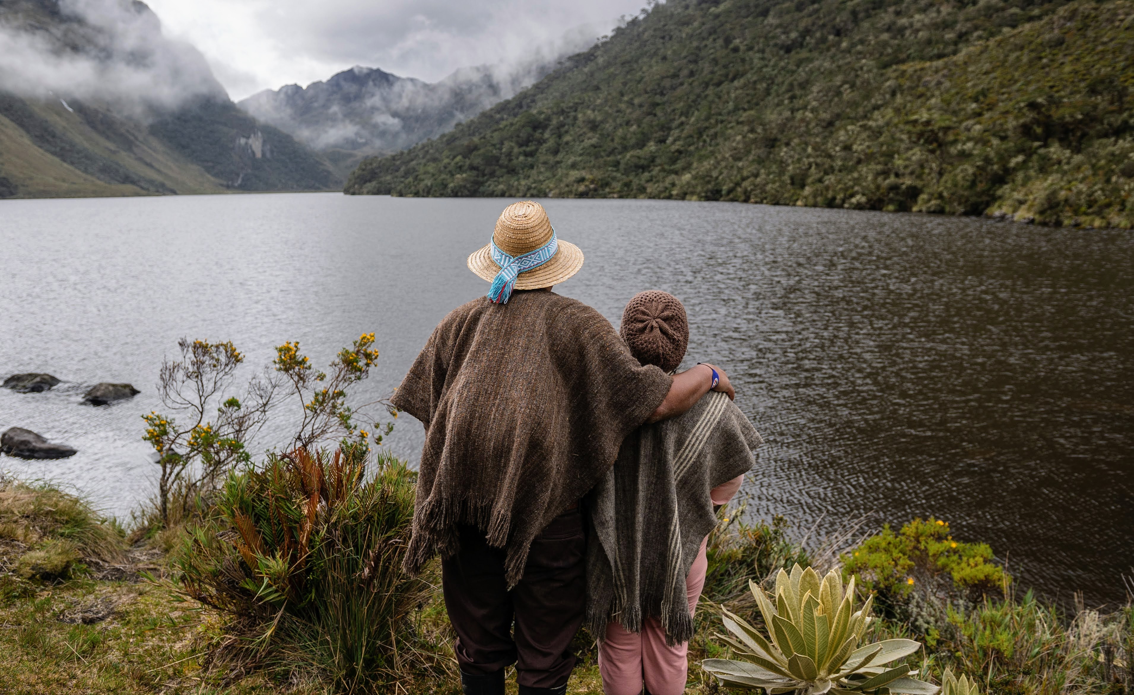 Los mayores Elicerio Vitonás y Arsené Sandoval cuentan que a esta laguna acuden los médicos ancestrales para recargarse de fuerza, ofrendar y pedirles a los espíritus que cuiden a su pueblo.