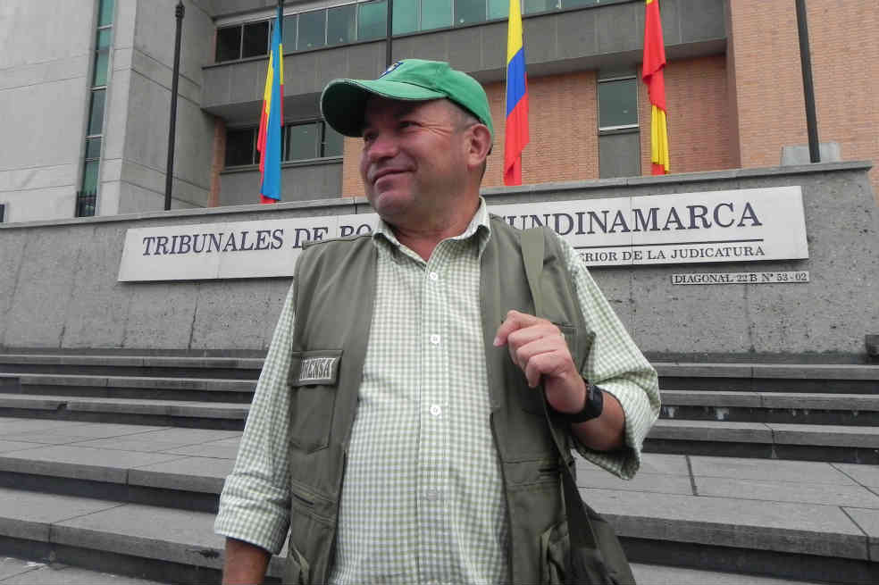 Absuelven al periodista Agustín González