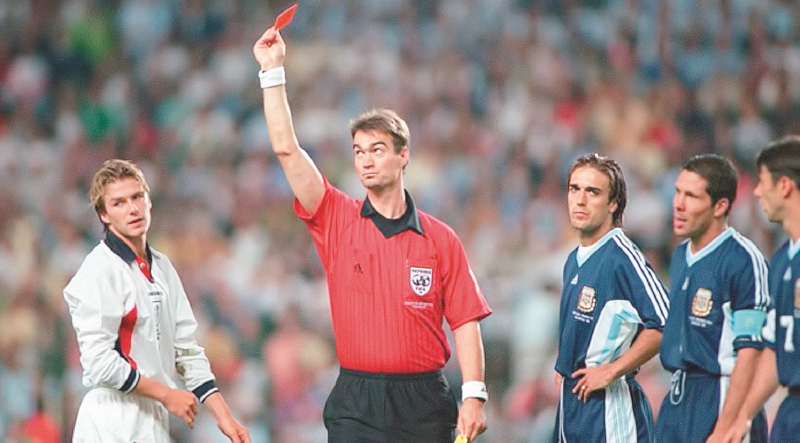 Momento en el que Beckham ve la tarjeta roja. / Getty Images-FIFA