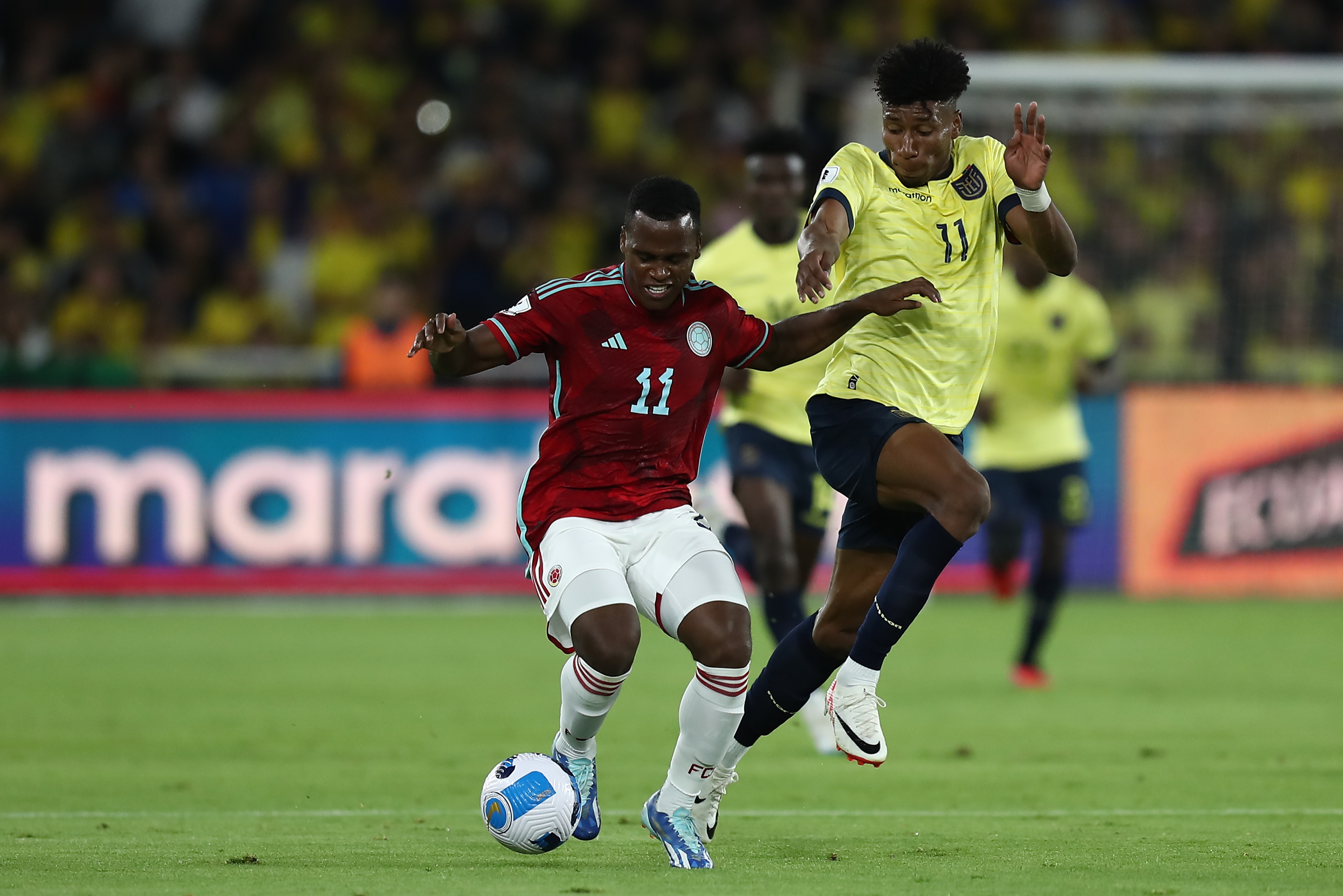 AME8114. QUITO (ECUADOR), 17/10/2023.- Kevin Rodríguez (d) de Ecuador disputa el balón con Jhon Arias de Colombia hoy, en un partido de las Eliminatorias Sudamericanas para la Copa Mundial de Fútbol 2026 entre Ecuador y Colombia en el estadio Rodrigo Paz Delgado en Quito (Ecuador). EFE/ José Jácome