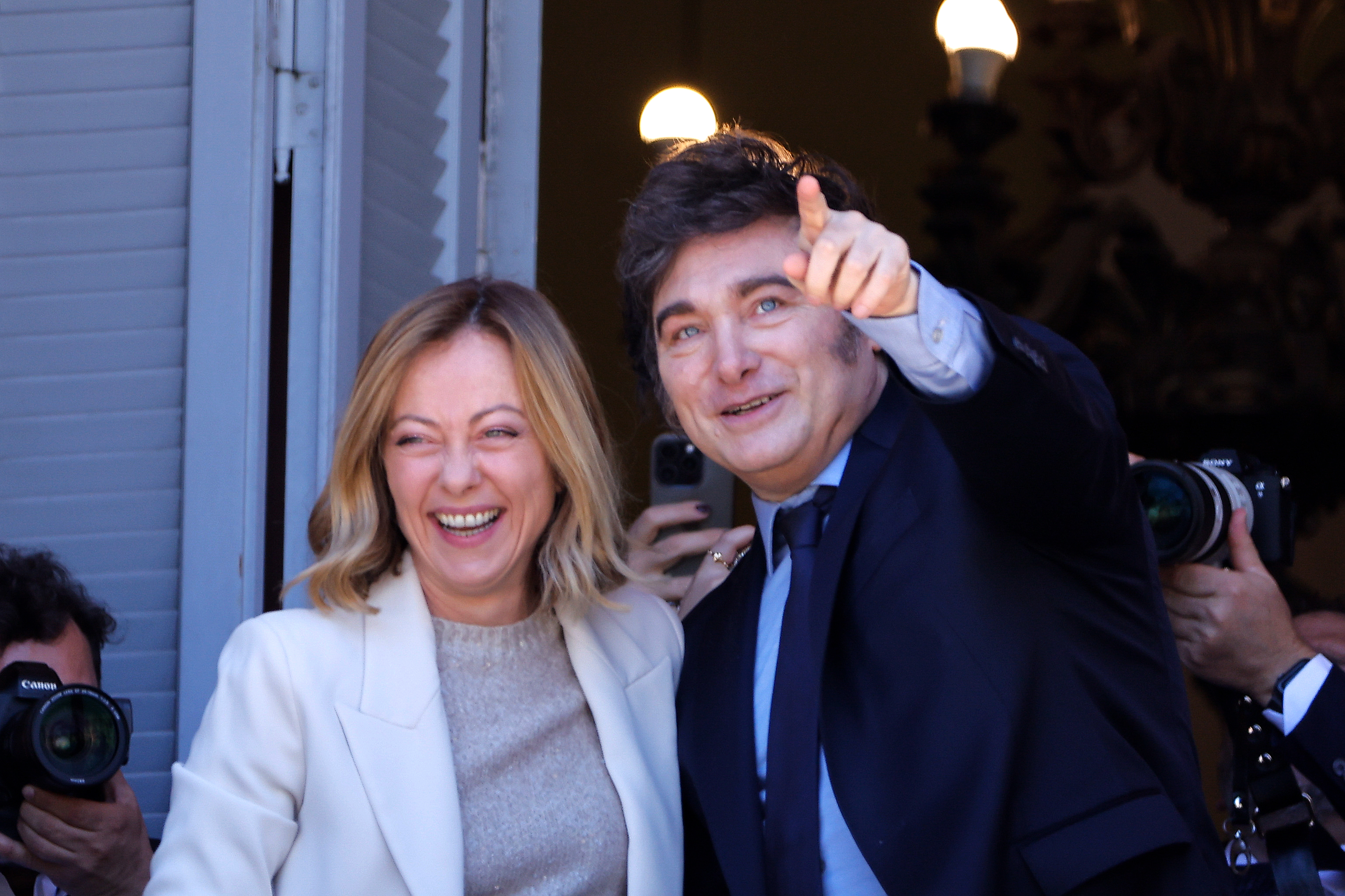 Italia le da la nacionalidad a Javier Milei y enfurece a la oposición