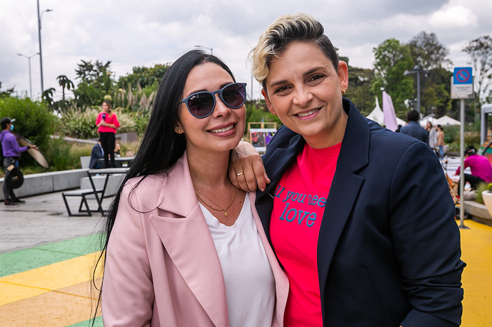 Camila Chaín reaparece más enamorada en espacio de arte y diseño en Bogotá.