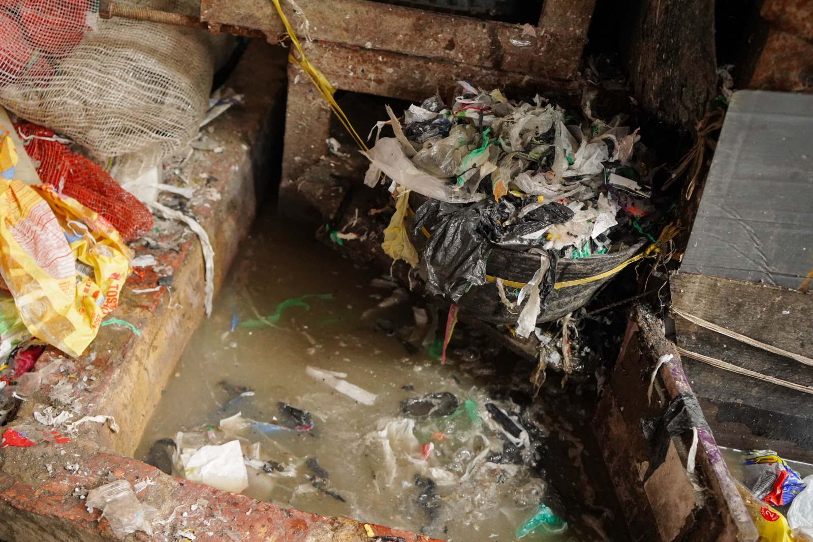 Suspenden procesadora de plásticos en Soacha por contaminar quebradas