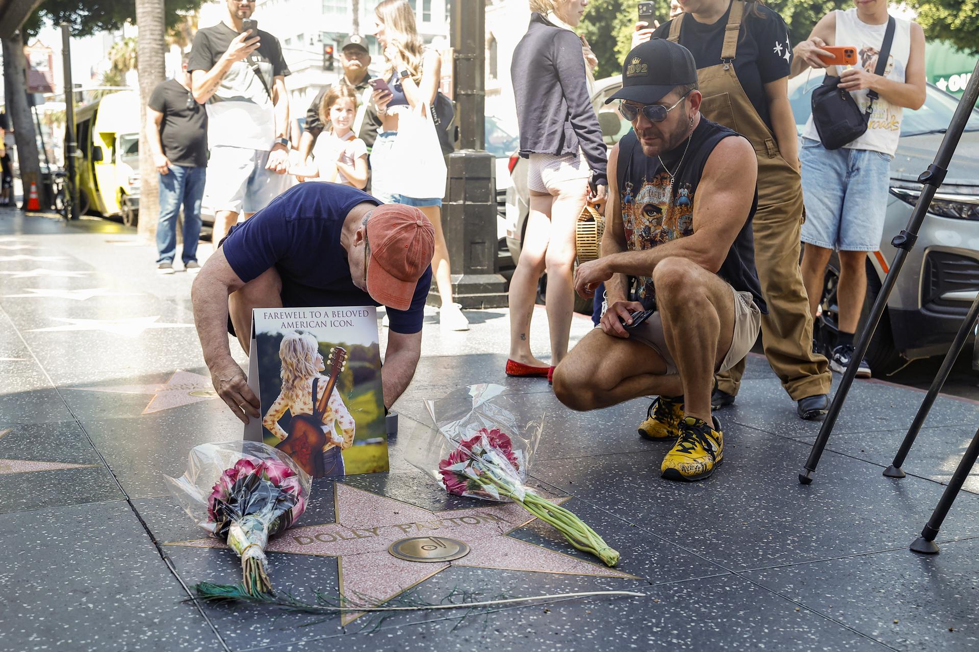 Los Angeles (United States), 25/08/2026.- People leave flowers and memorabilia at the Hollywood Walk of Fame star of singer and actress Dolly Parton following her death, in Hollywood, Los Angeles, California, USA, 25 August 2026. US country music legend Dolly Parton died at the age of 80, her family announced on social media on 25 August 2026. EFE/EPA/CHRIS TORRES